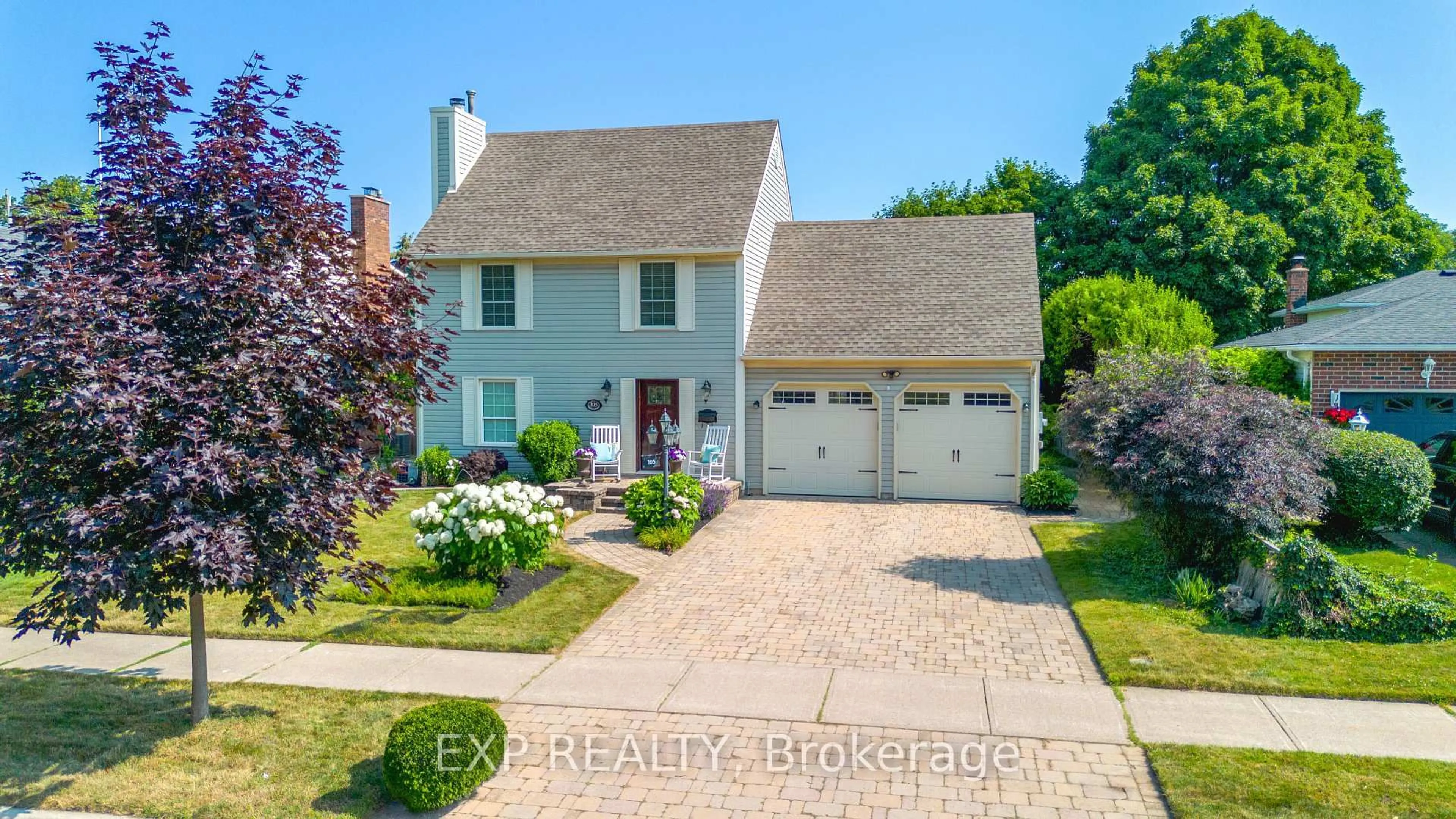 A pic from outside/outdoor area/front of a property/back of a property/a pic from drone, street for 105 Central Ave, Grimsby Ontario L3M 4Y2