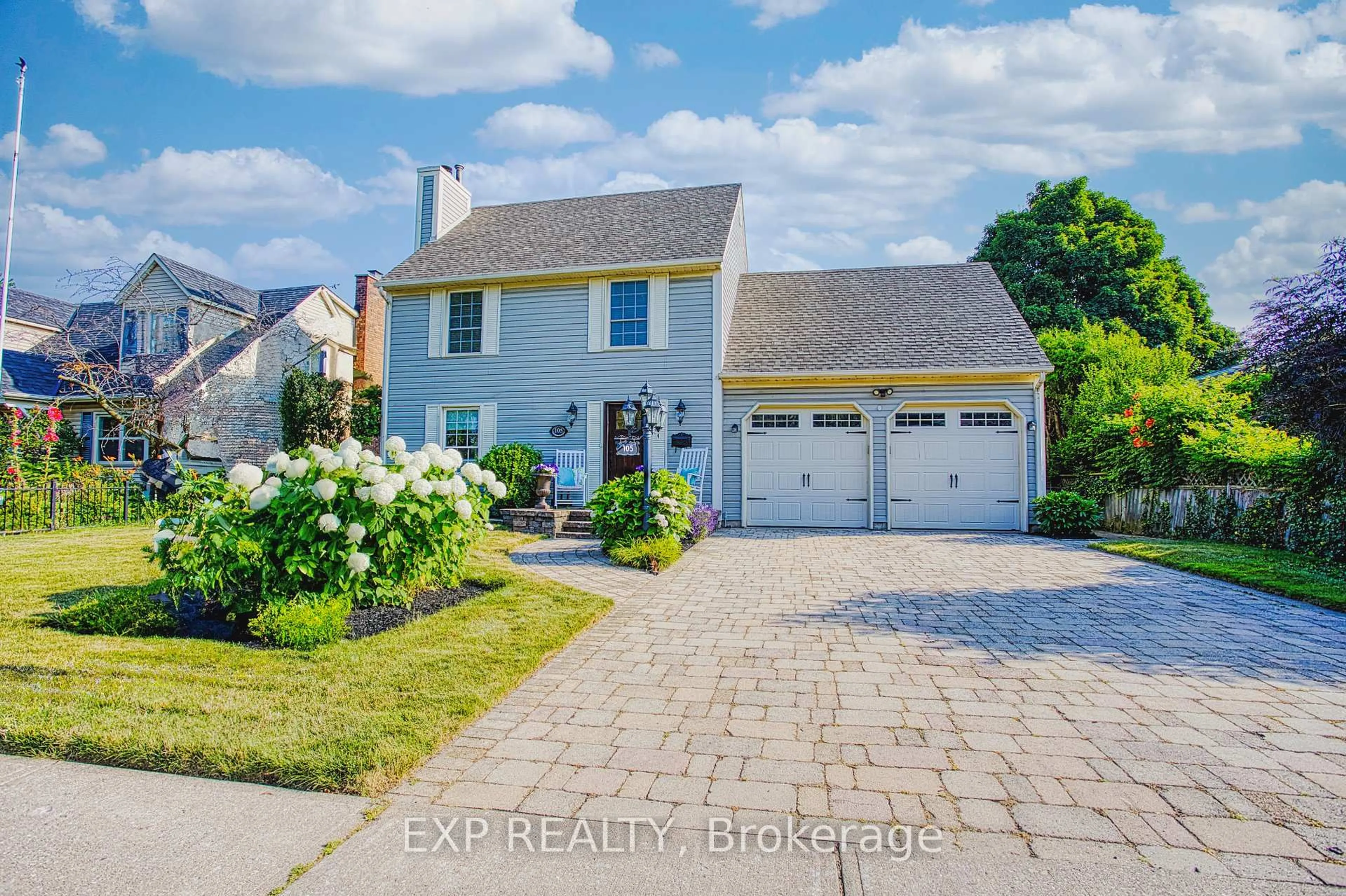 A pic from outside/outdoor area/front of a property/back of a property/a pic from drone, street for 105 Central Ave, Grimsby Ontario L3M 4Y2