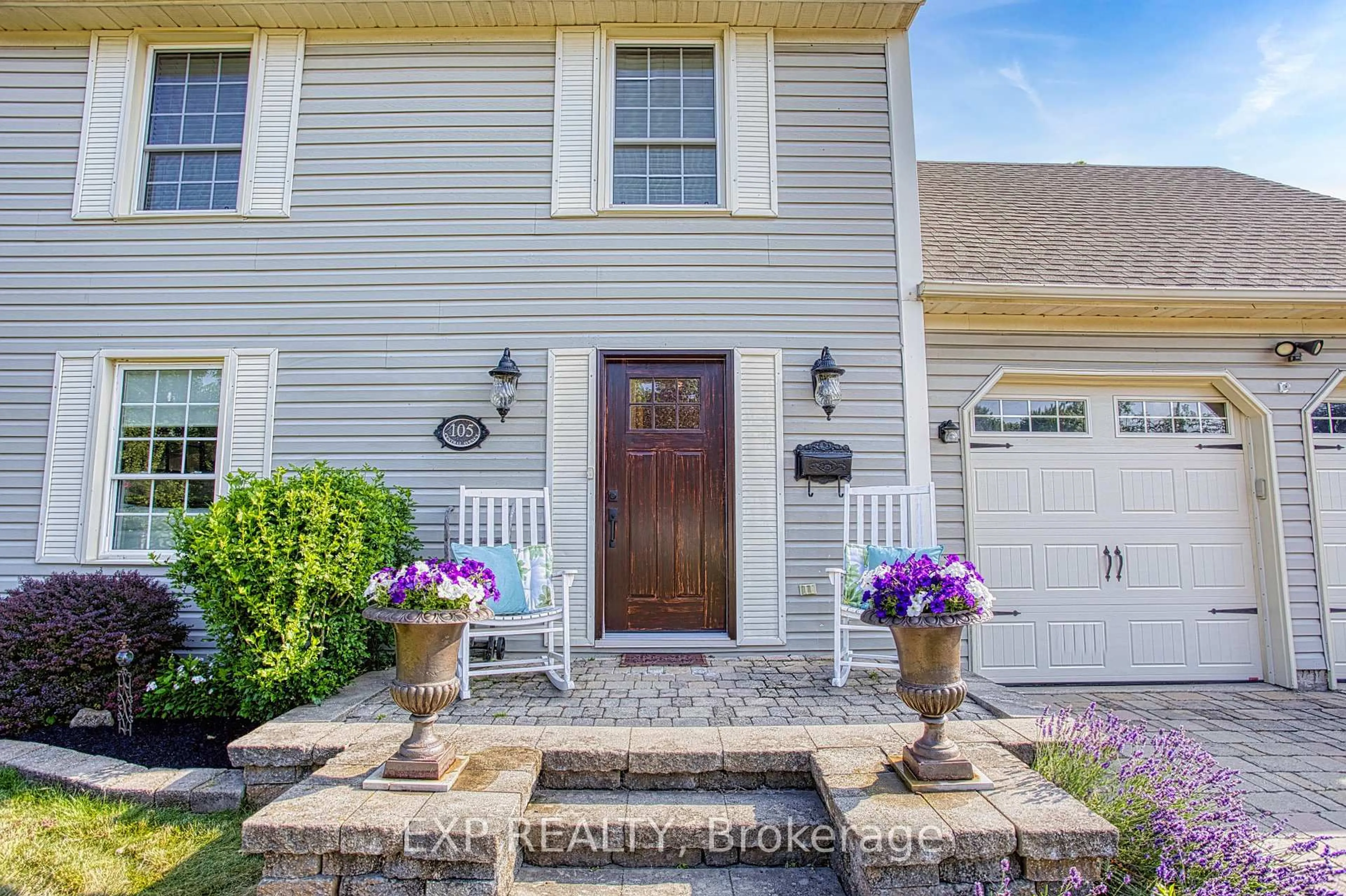 Indoor entryway for 105 Central Ave, Grimsby Ontario L3M 4Y2