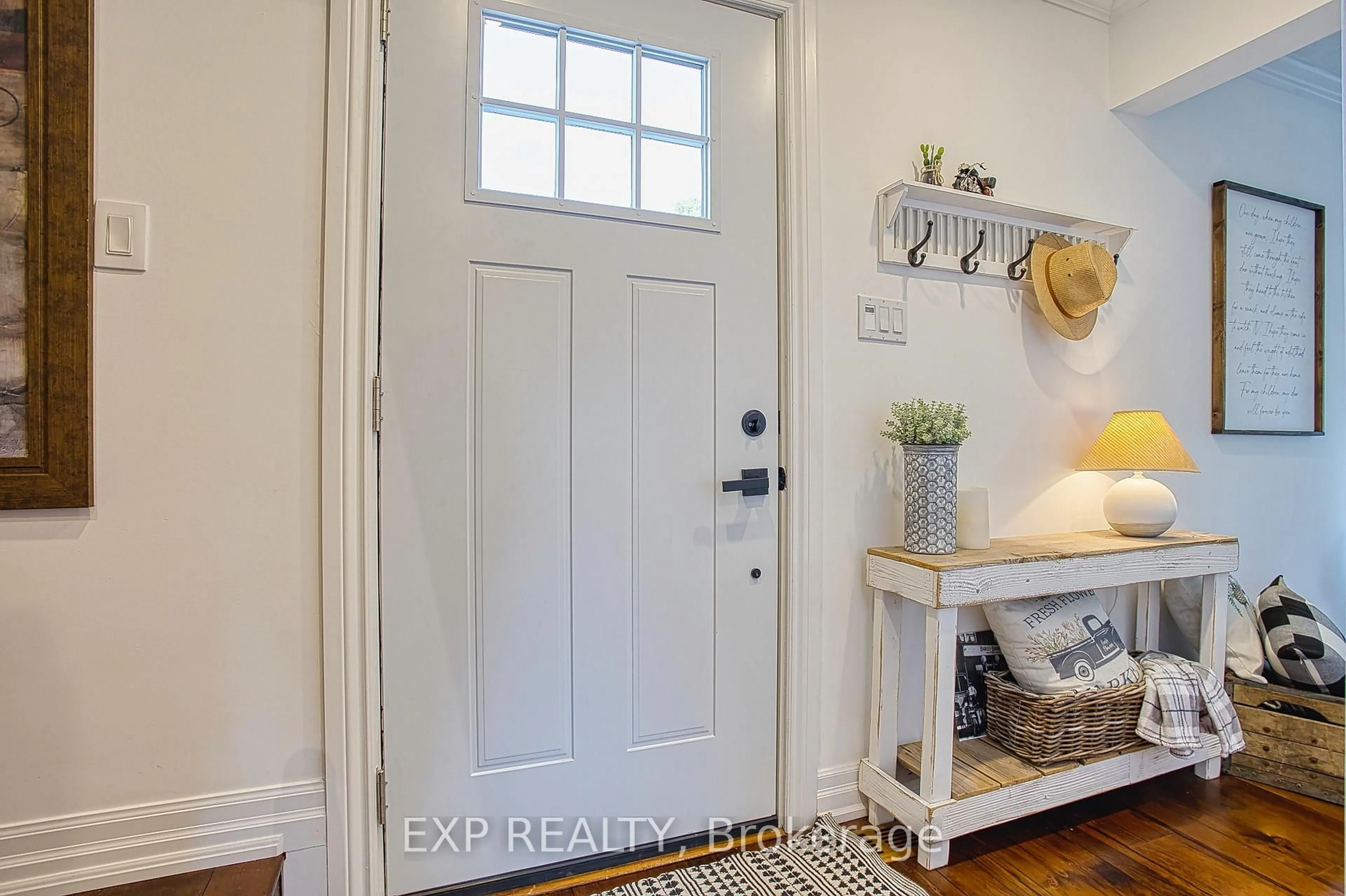 Indoor entryway for 105 Central Ave, Grimsby Ontario L3M 4Y2