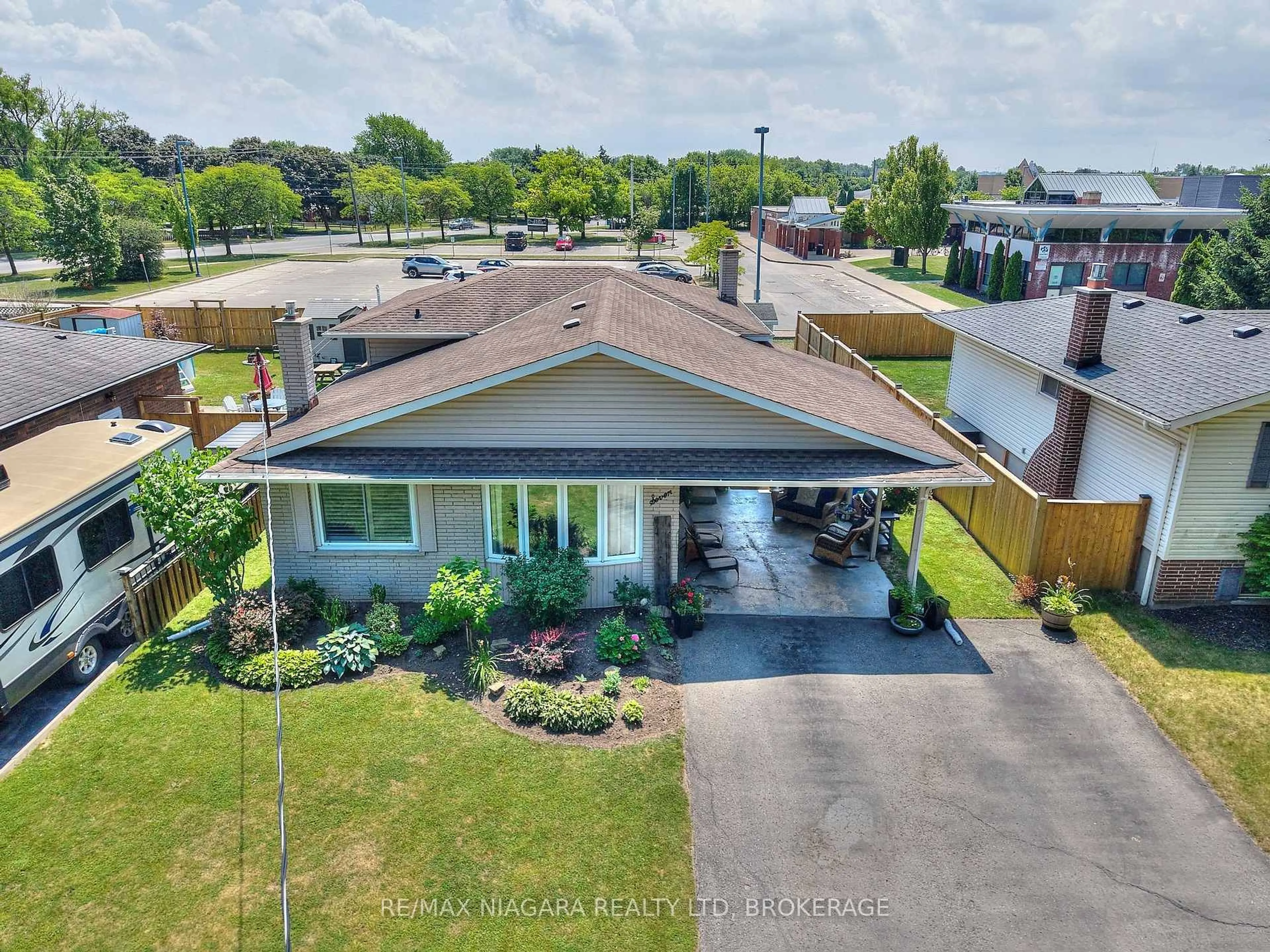 A pic from outside/outdoor area/front of a property/back of a property/a pic from drone, unknown for 7 Crescentwood Dr, St. Catharines Ontario L2N 4K7