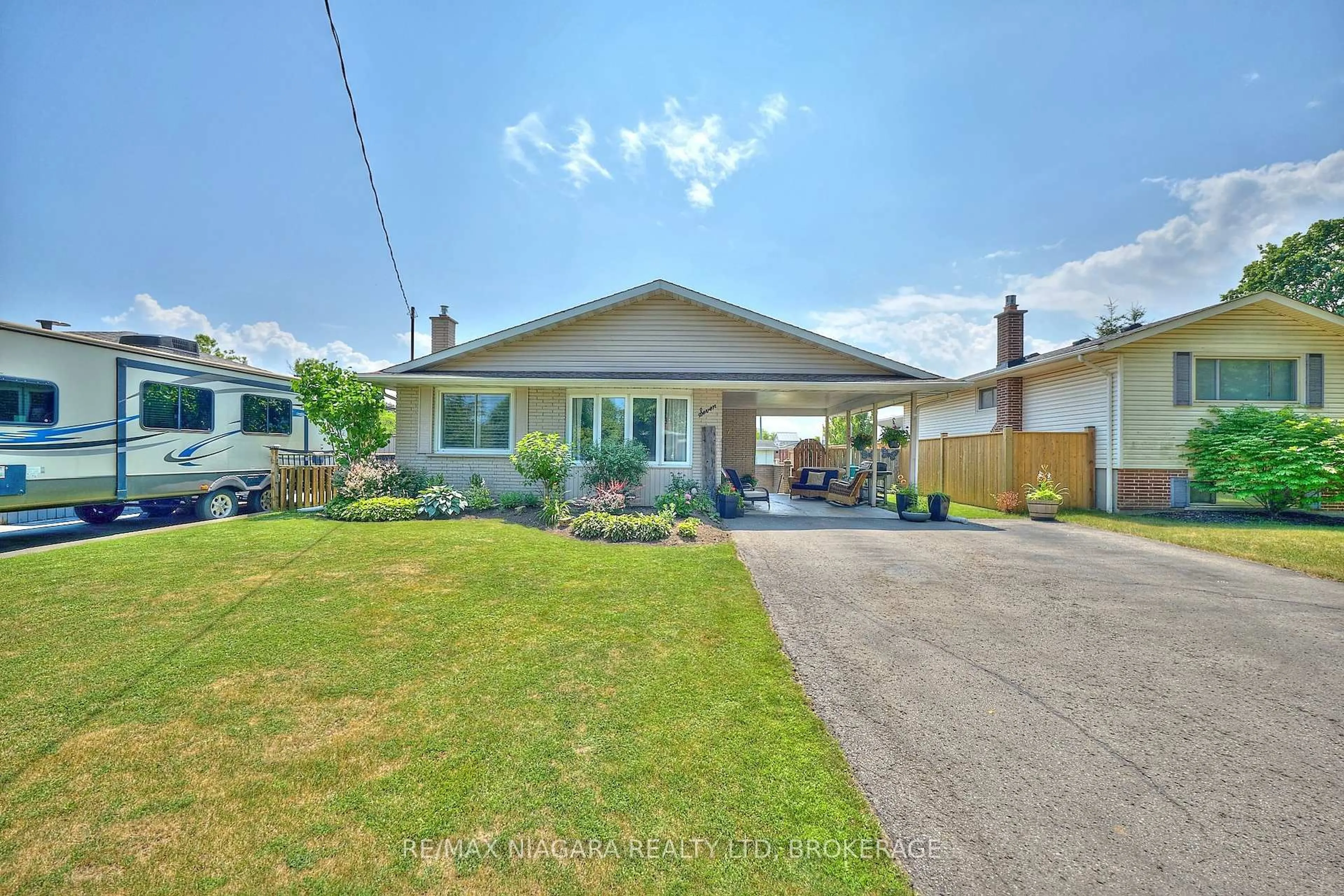 A pic from outside/outdoor area/front of a property/back of a property/a pic from drone, street for 7 Crescentwood Dr, St. Catharines Ontario L2N 4K7