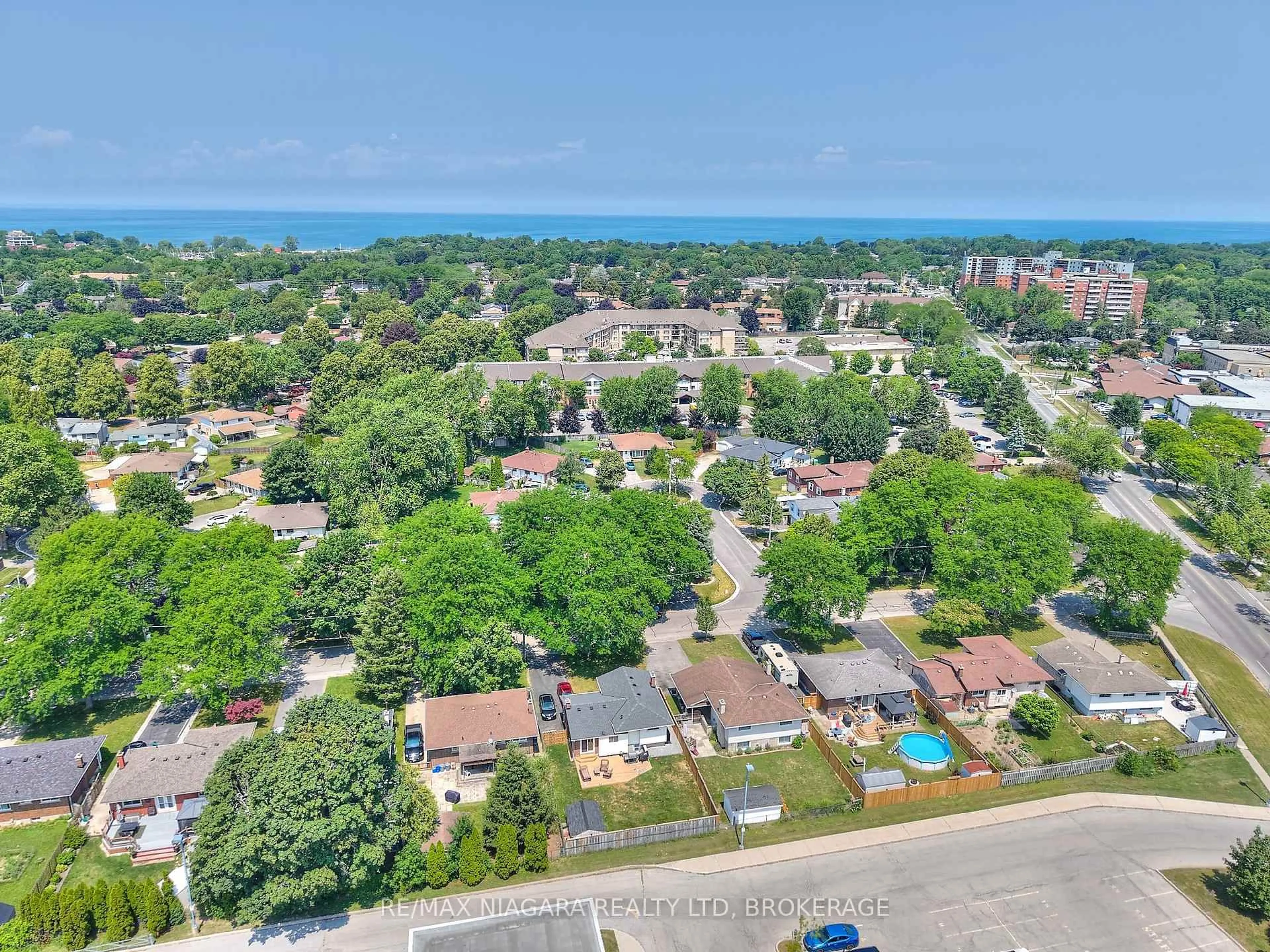 A pic from outside/outdoor area/front of a property/back of a property/a pic from drone, water/lake/river/ocean view for 7 Crescentwood Dr, St. Catharines Ontario L2N 4K7