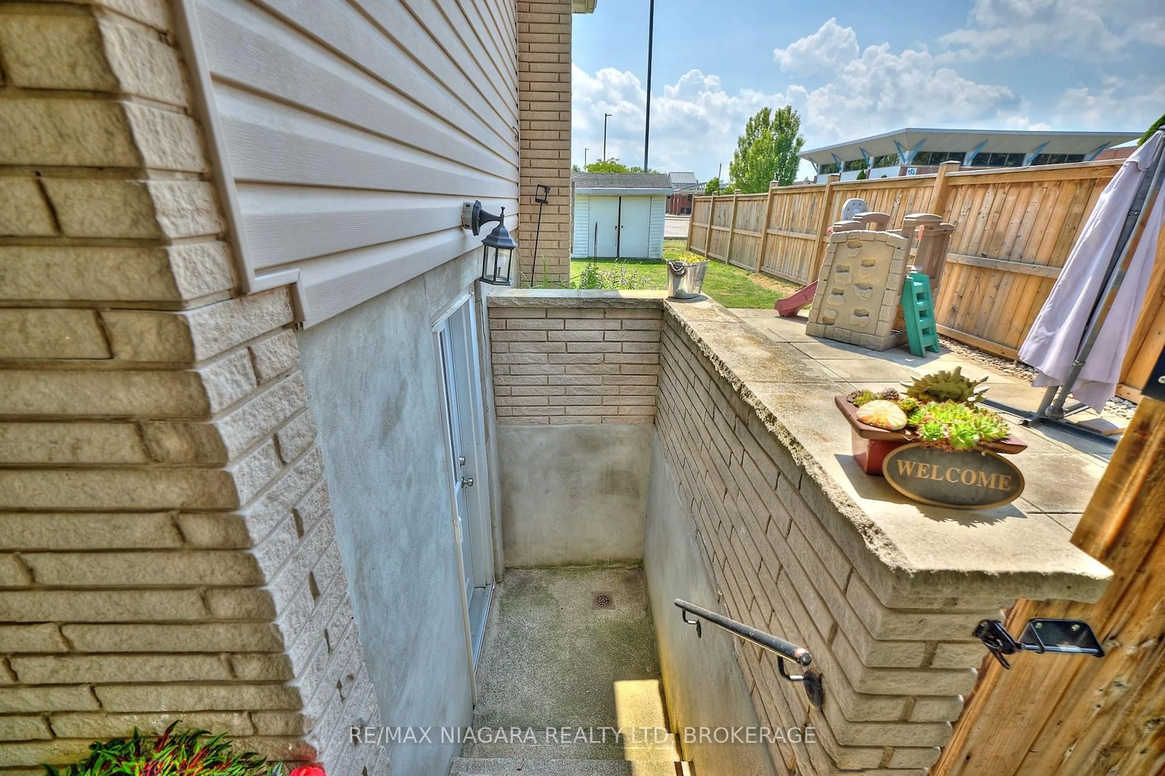 Patio, street for 7 Crescentwood Dr, St. Catharines Ontario L2N 4K7