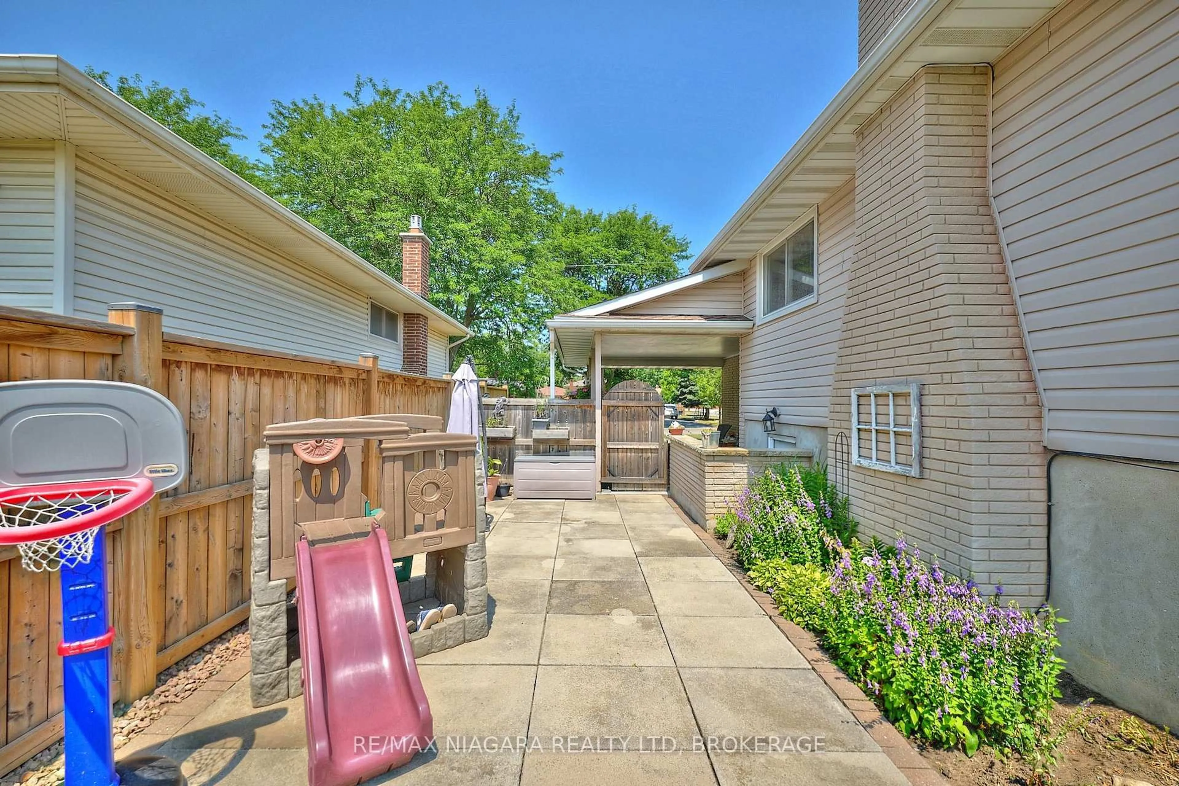 Patio, street for 7 Crescentwood Dr, St. Catharines Ontario L2N 4K7