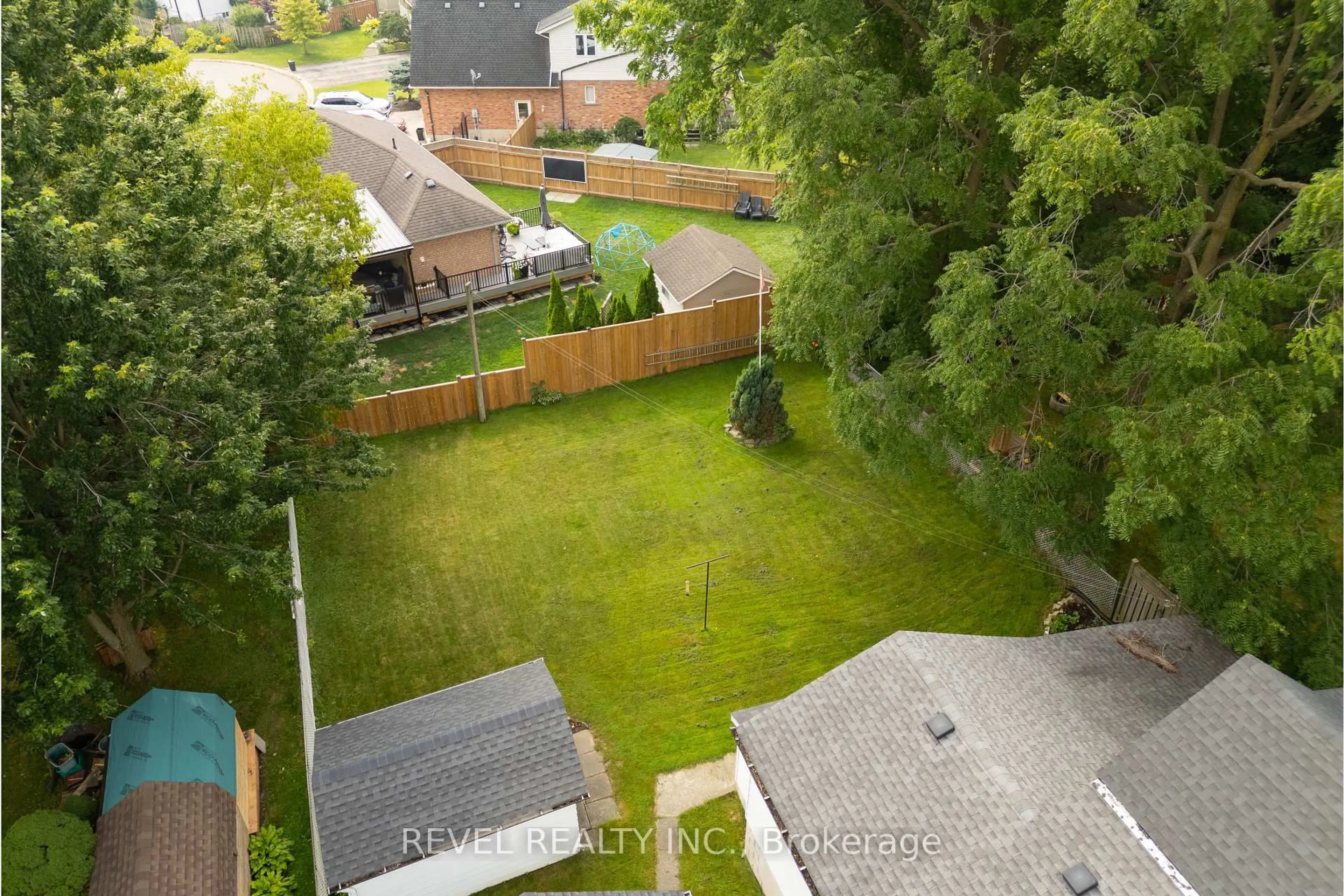 A pic from outside/outdoor area/front of a property/back of a property/a pic from drone, unknown for 16 Arthur St, Woodstock Ontario N4S 7H1