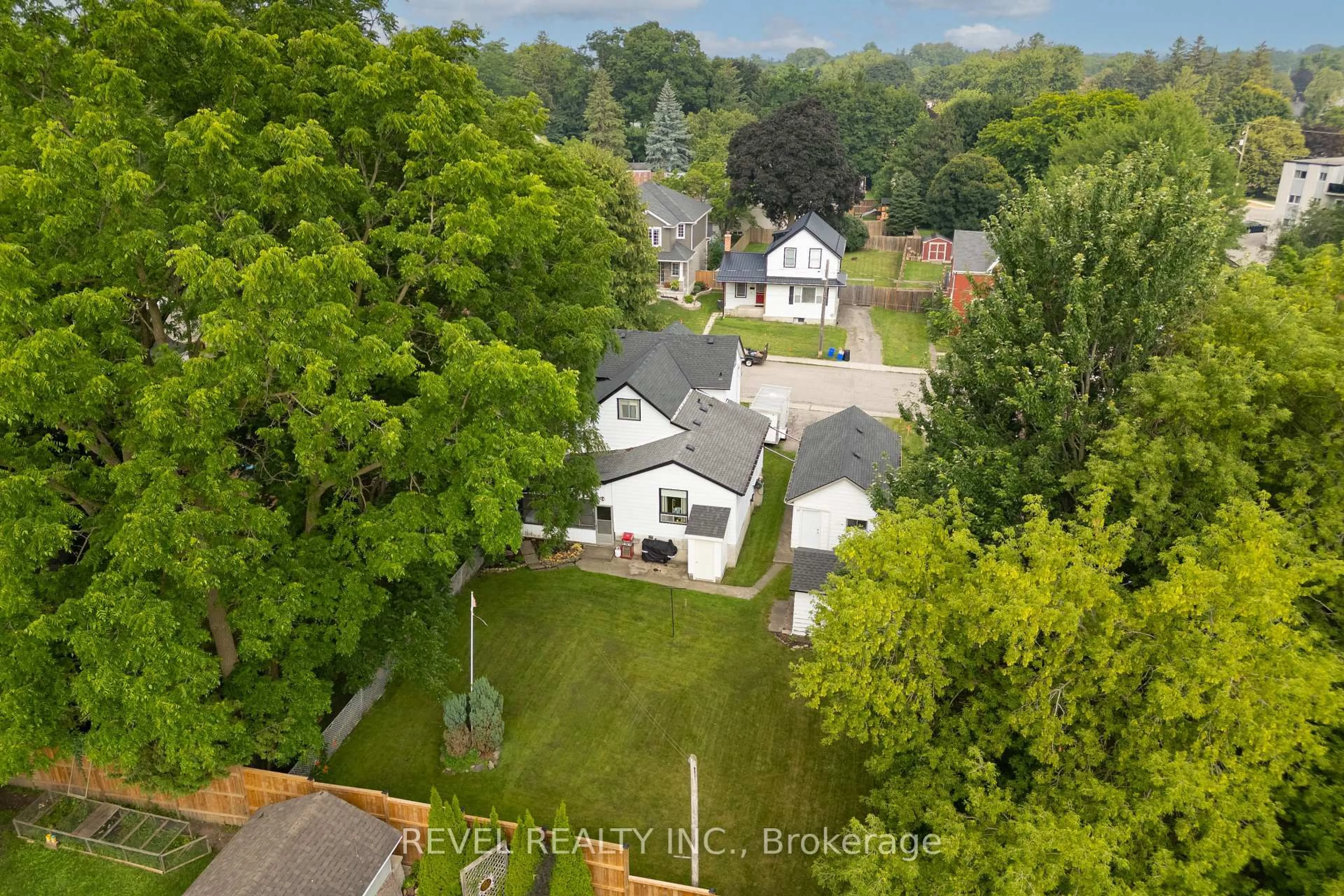 A pic from outside/outdoor area/front of a property/back of a property/a pic from drone, street for 16 Arthur St, Woodstock Ontario N4S 7H1