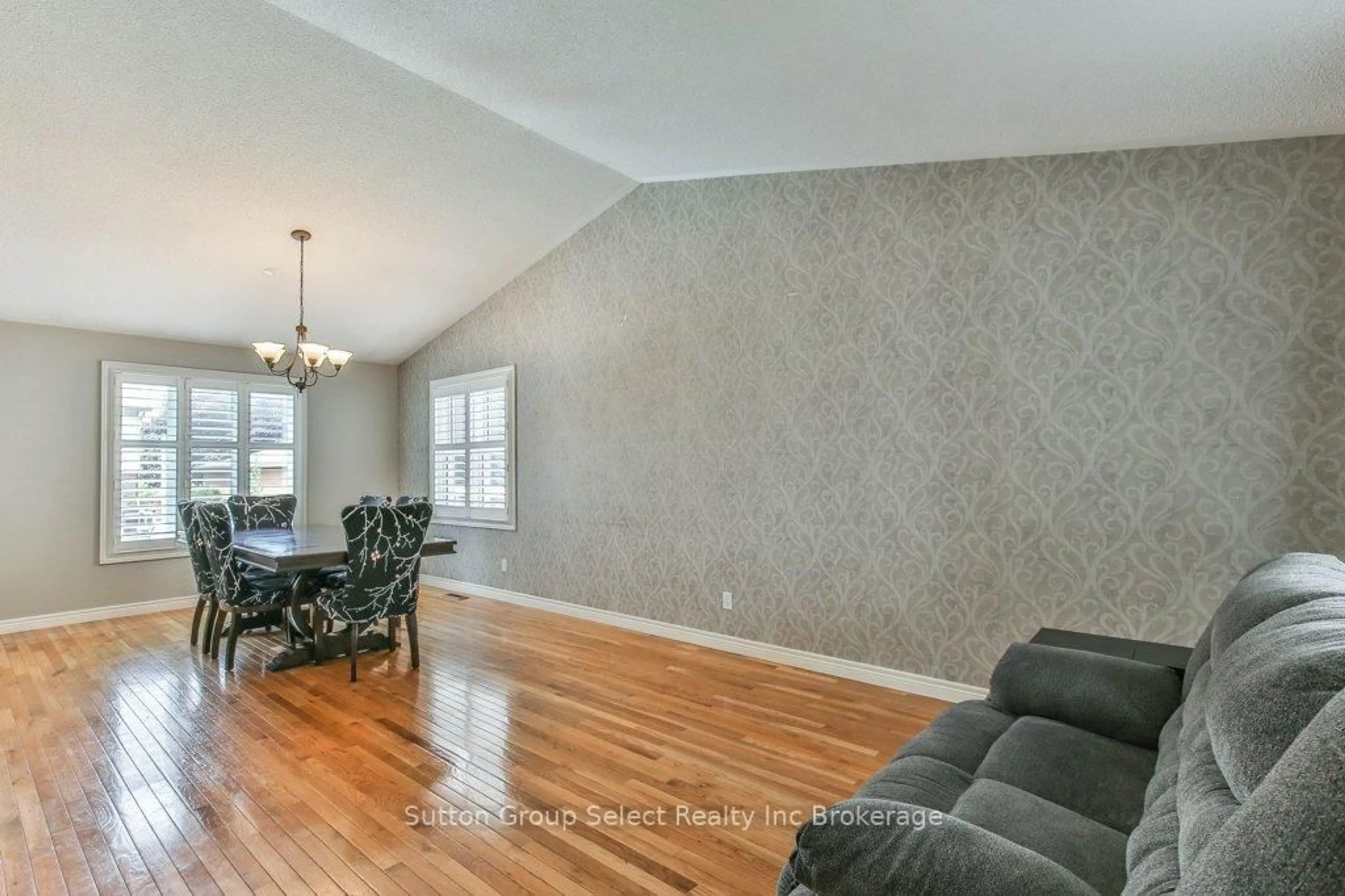 Living room with furniture, wood/laminate floor for 21 Heron Ave, Woodstock Ontario N4T 1T1
