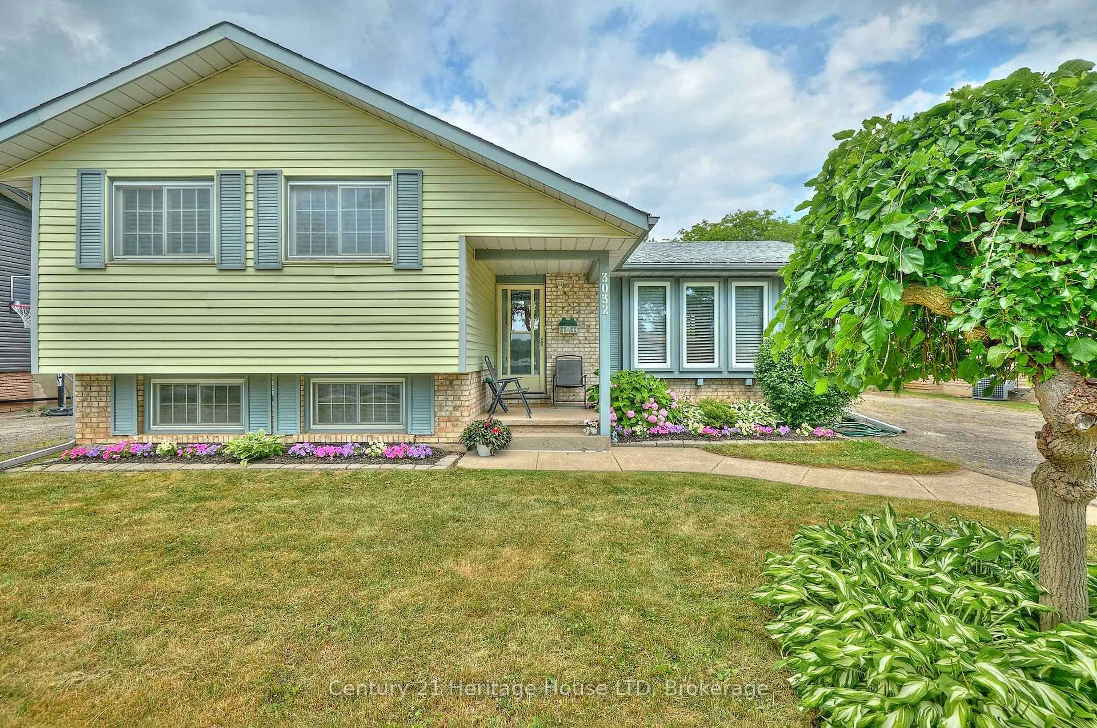 Home with vinyl exterior material, street for 3032 Olden Ave, Niagara Falls Ontario L2J 3T7