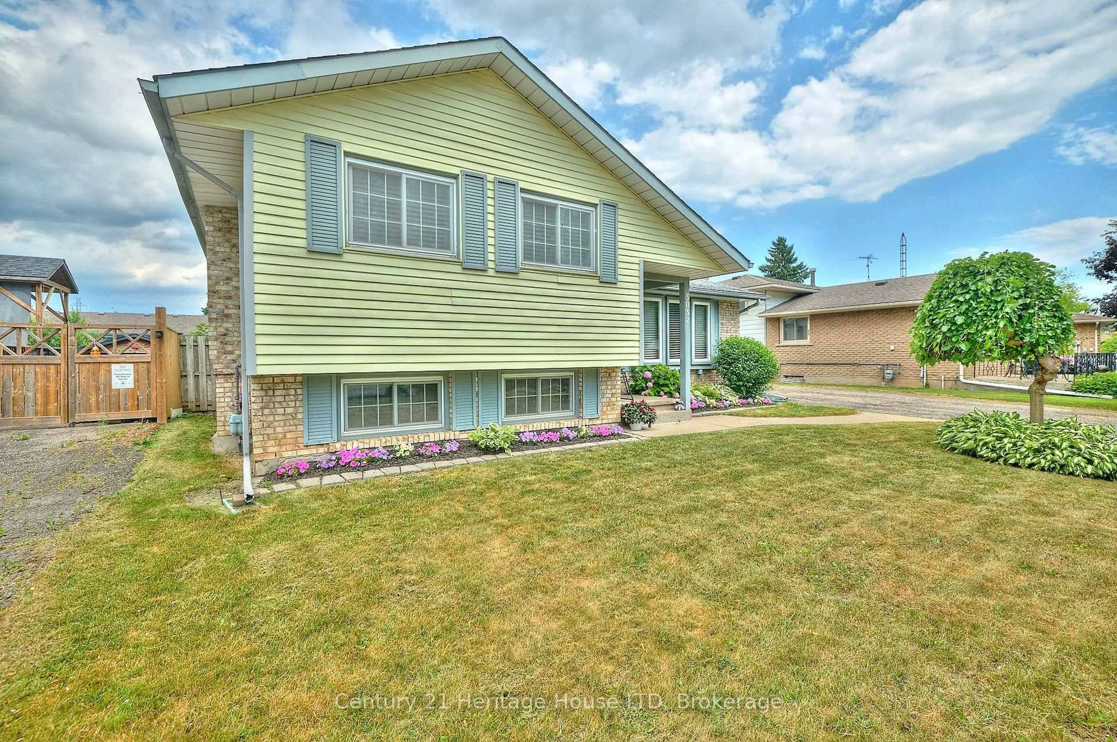 Home with vinyl exterior material, street for 3032 Olden Ave, Niagara Falls Ontario L2J 3T7