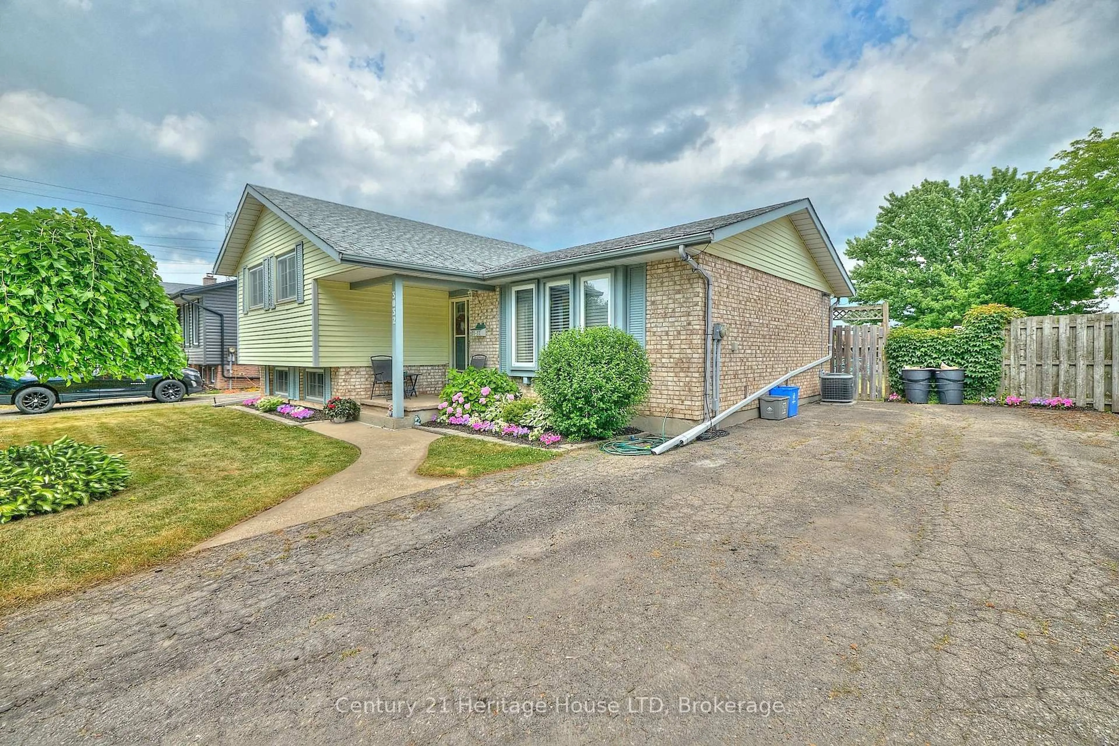 A pic from outside/outdoor area/front of a property/back of a property/a pic from drone, street for 3032 Olden Ave, Niagara Falls Ontario L2J 3T7