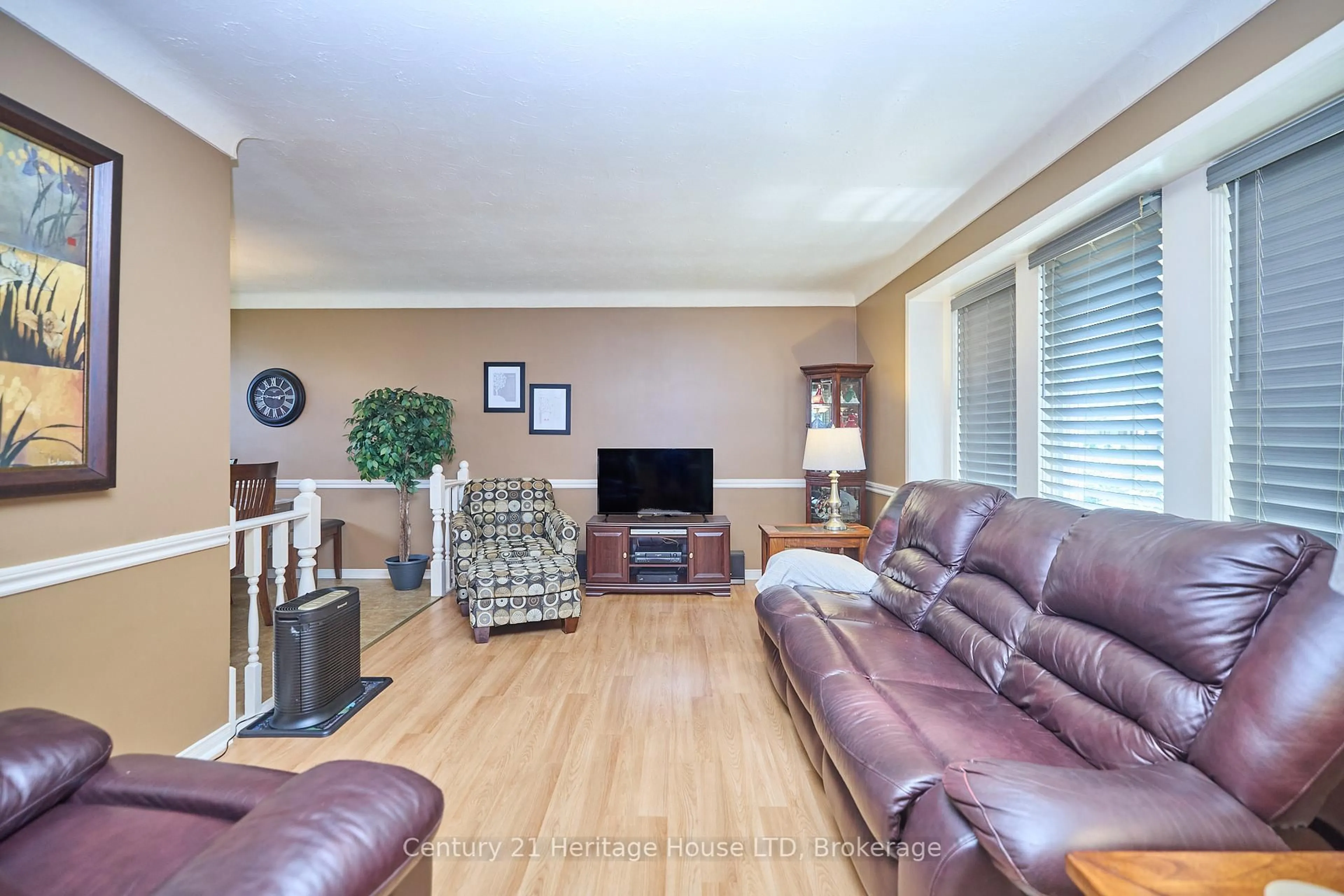 Living room with furniture, wood/laminate floor for 3032 Olden Ave, Niagara Falls Ontario L2J 3T7