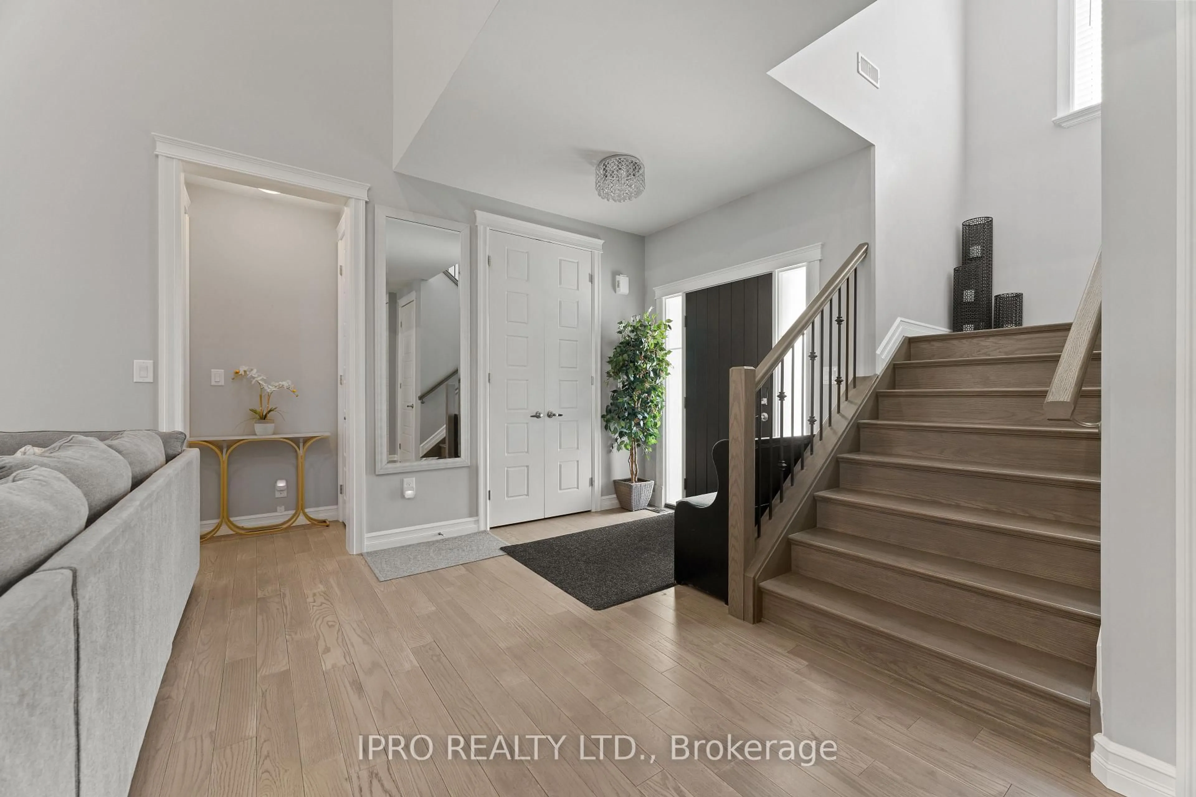 Indoor entryway for 139 Blue Jay Cres, Windsor Ontario N9W 0E3