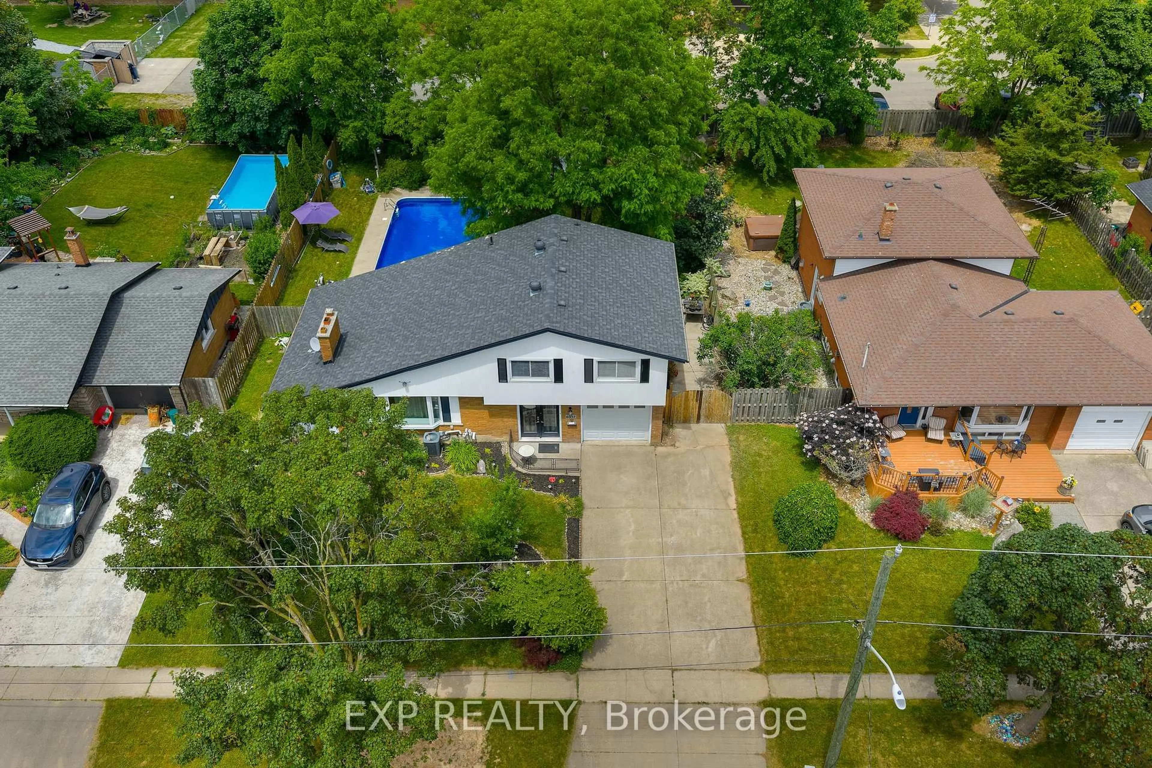 A pic from outside/outdoor area/front of a property/back of a property/a pic from drone, street for 6937 Waterloo Dr, Niagara Falls Ontario L2J 1E3