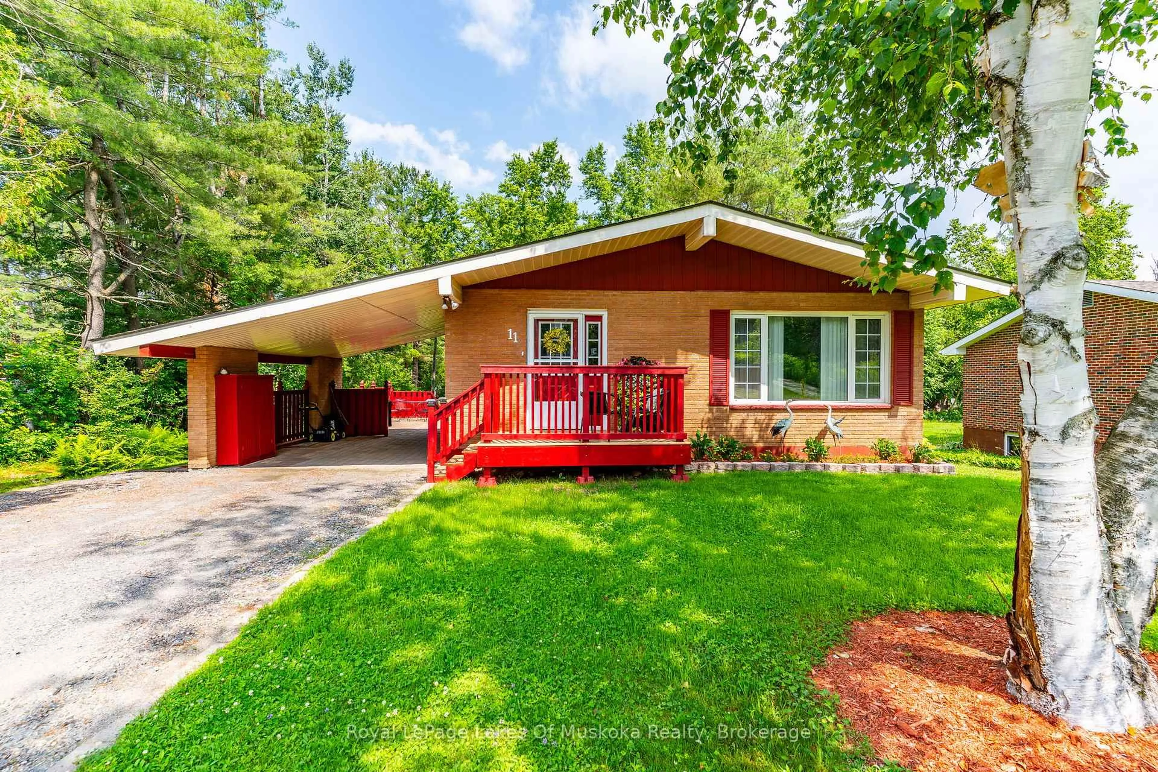 Home with vinyl exterior material, street for 11 Alexandra St, Bracebridge Ontario P1L 1H7