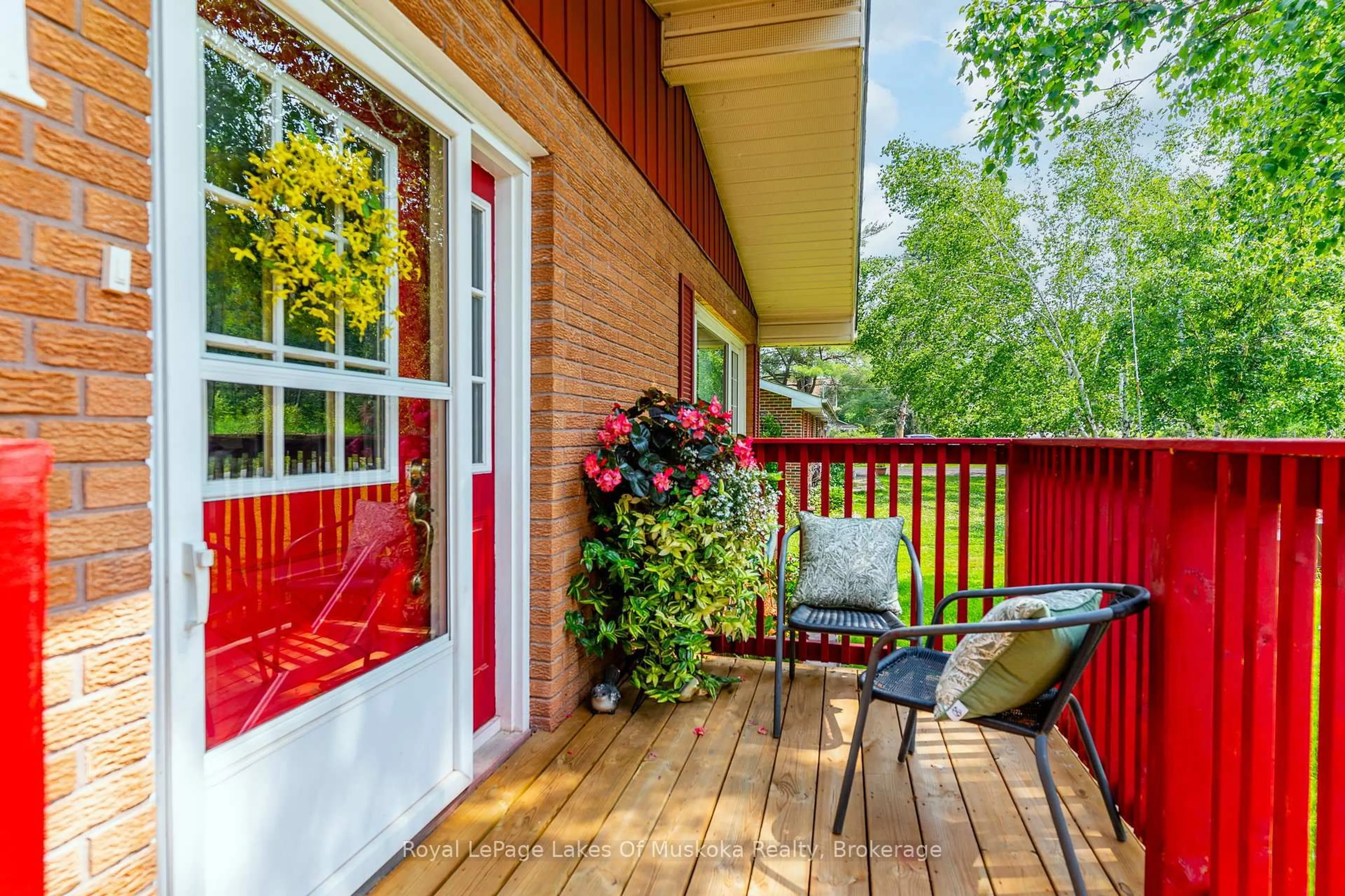 Patio, street for 11 Alexandra St, Bracebridge Ontario P1L 1H7