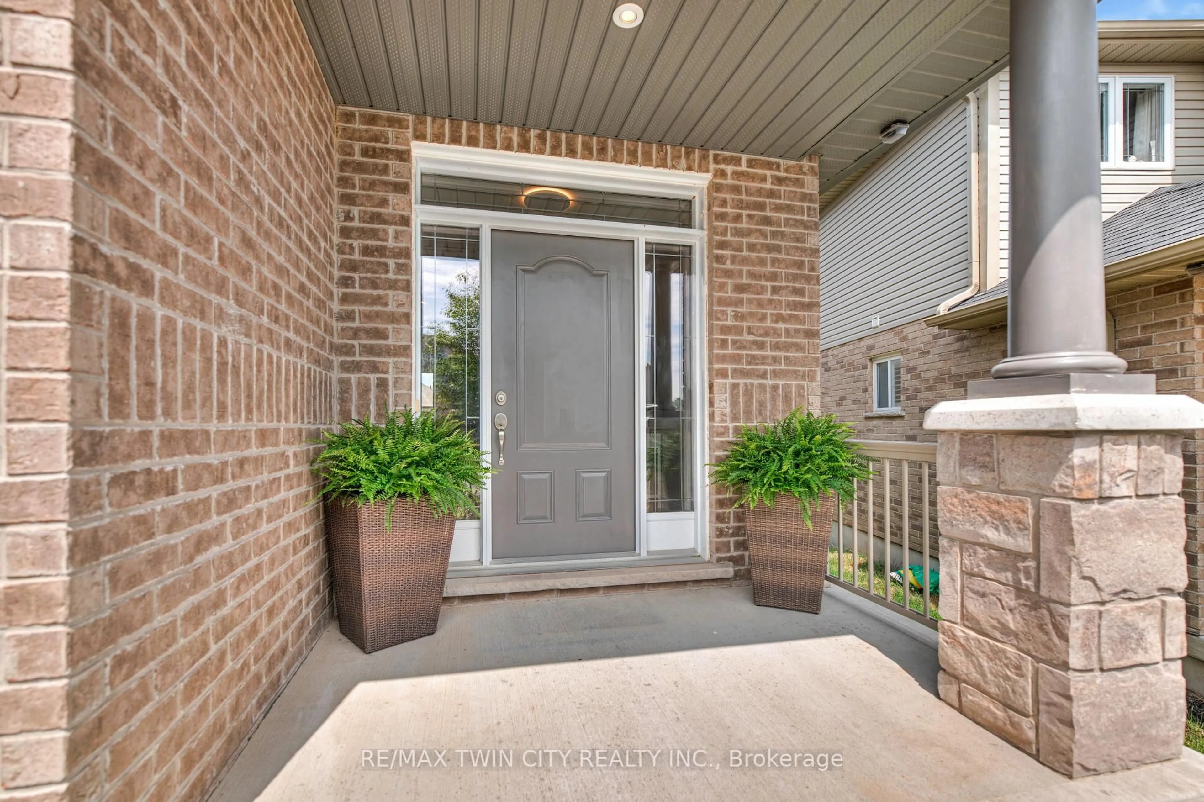 Indoor entryway for 455 Twinleaf St, Waterloo Ontario N2V 0B7