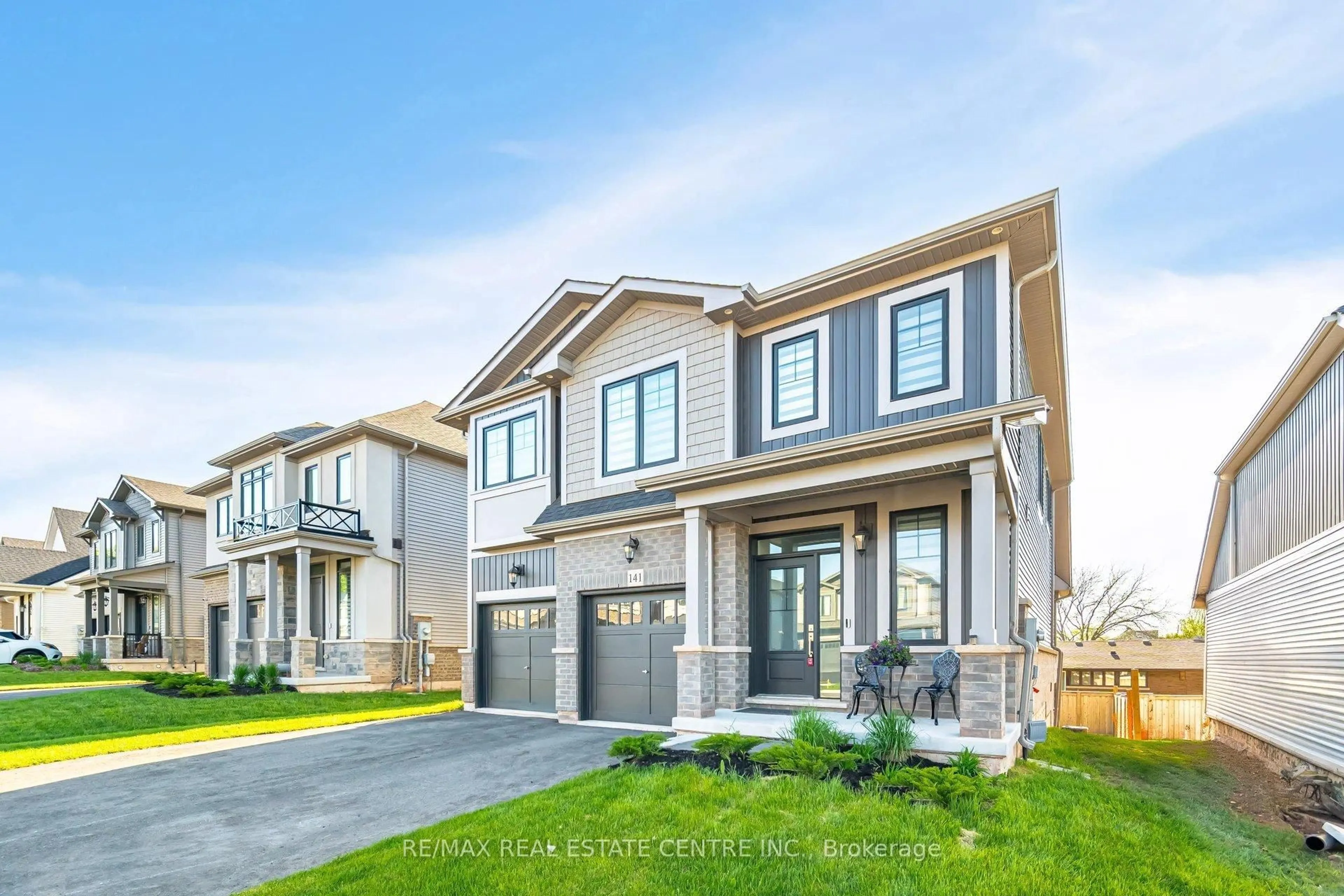 Home with vinyl exterior material, street for 141 Terrace Dr, Grimsby Ontario L3M 0L2