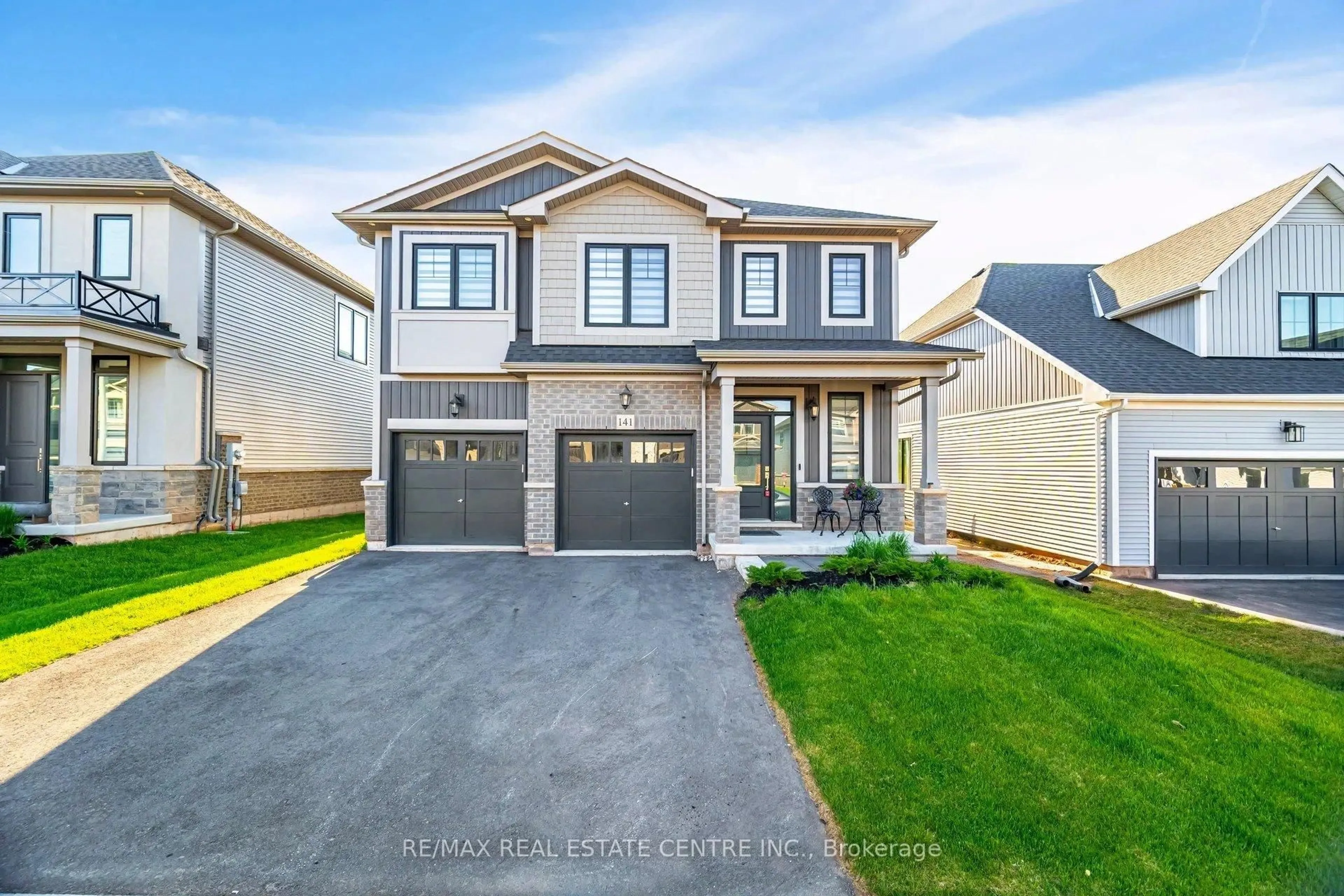 Home with vinyl exterior material, street for 141 Terrace Dr, Grimsby Ontario L3M 0L2