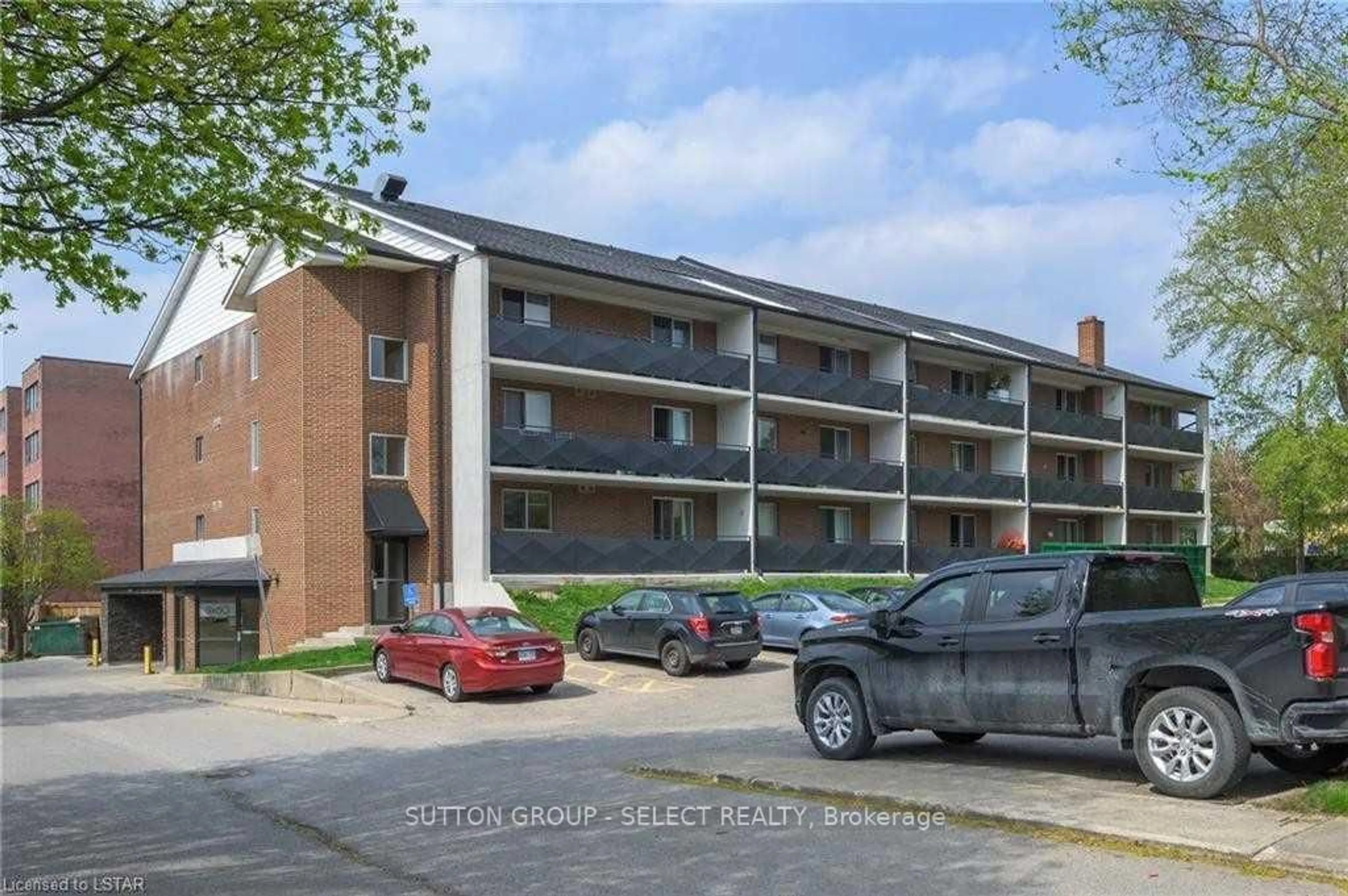 Patio, street for 660 Cheapside St, London East Ontario N5Y 3Y2