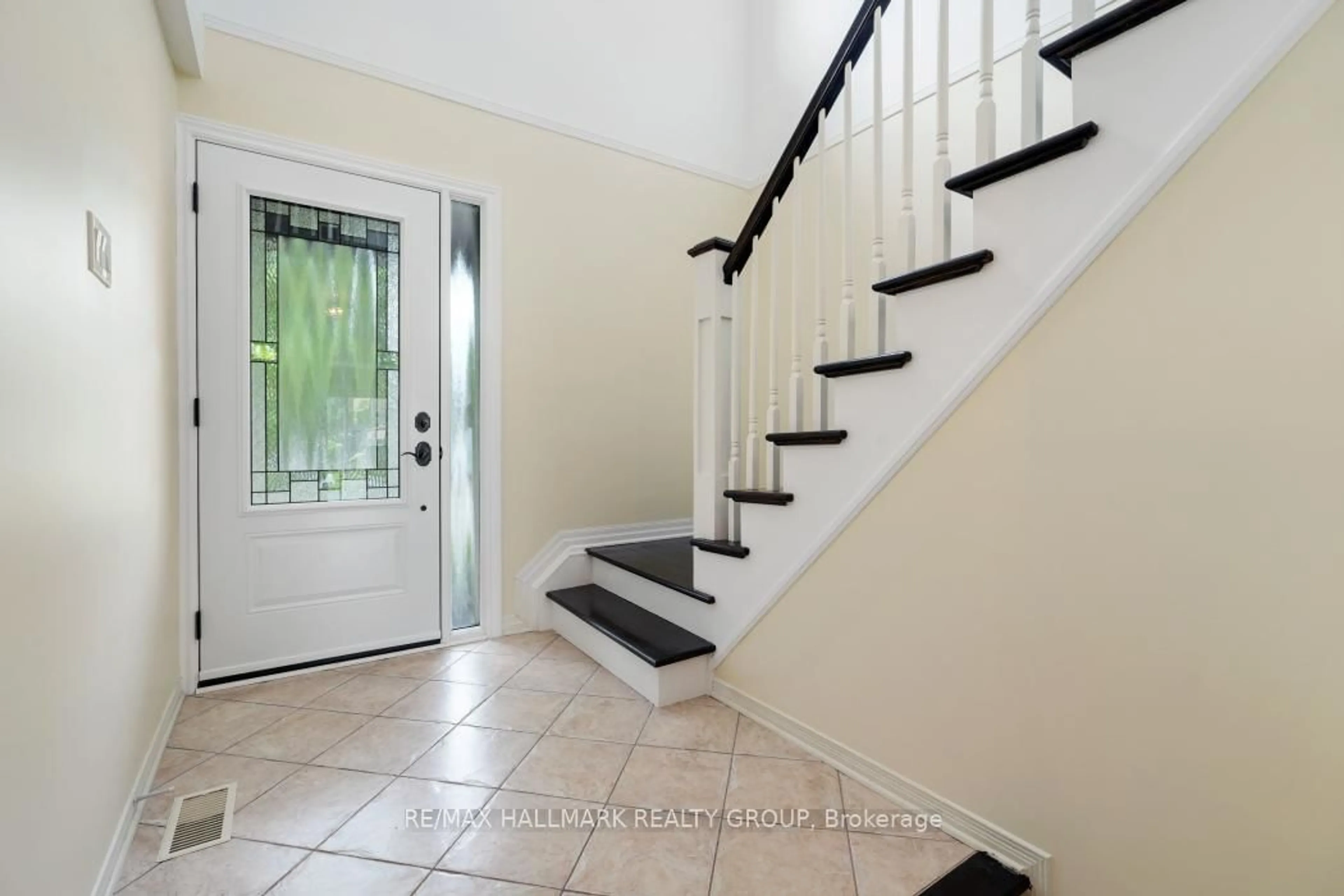 Indoor entryway for 92 Waterton Cres, Ottawa Ontario K2M 1Y5