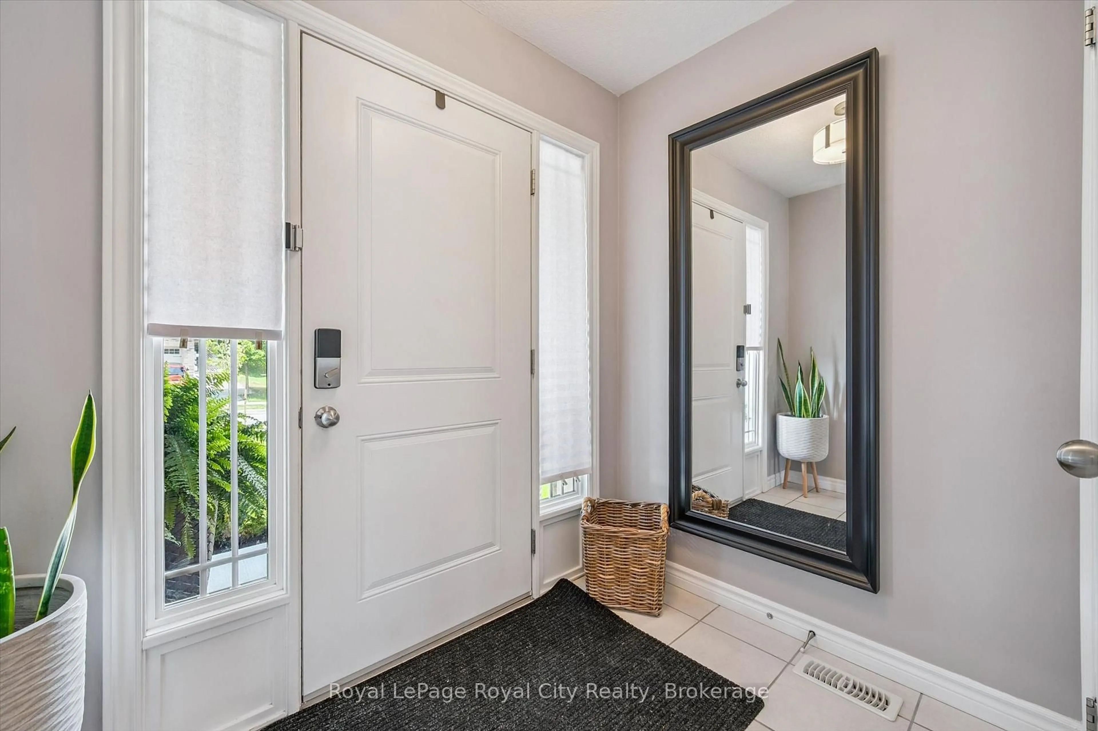 Indoor entryway for 32 Jeffrey Dr, Guelph Ontario N1E 0M4