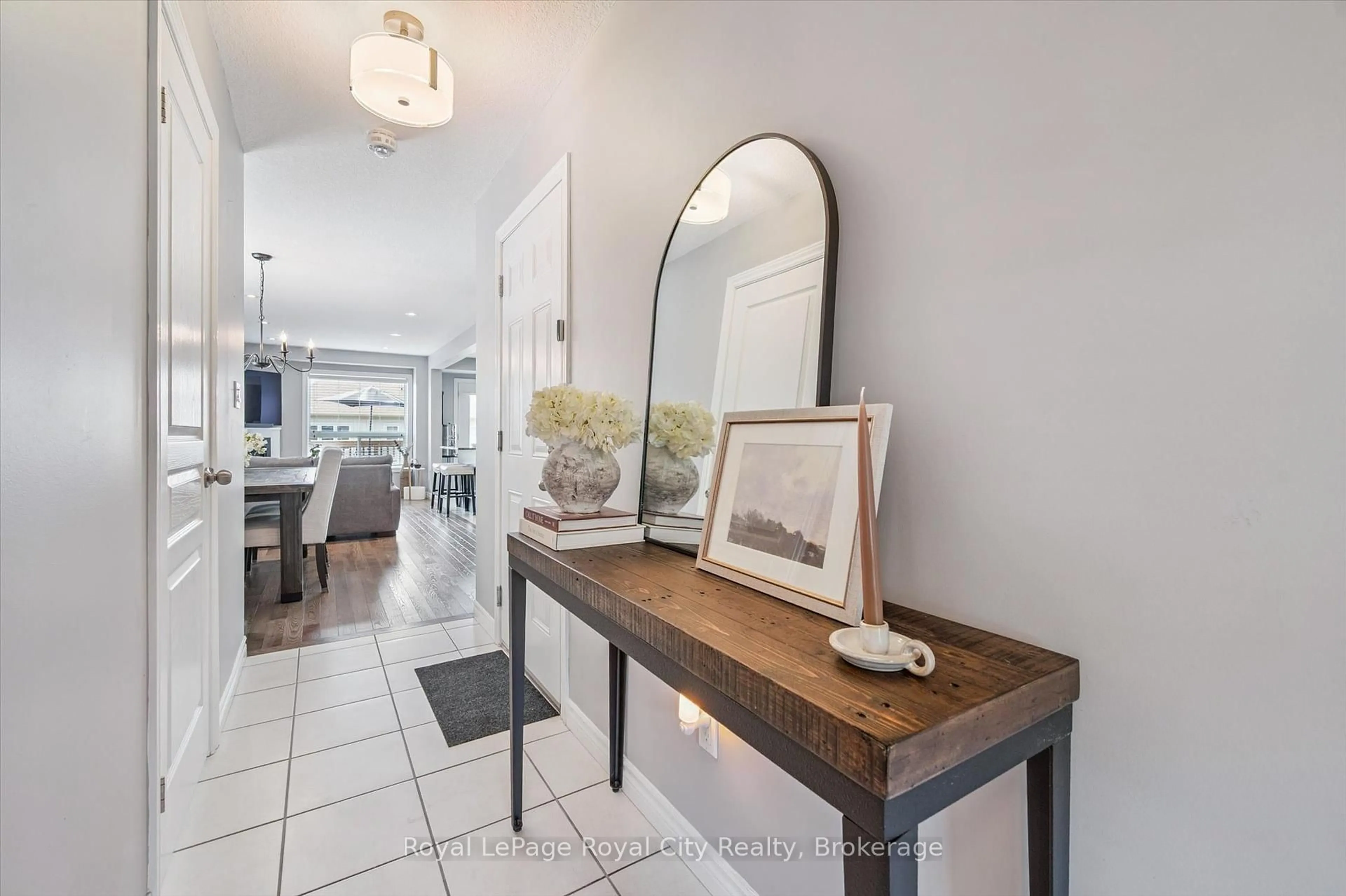 Indoor entryway for 32 Jeffrey Dr, Guelph Ontario N1E 0M4