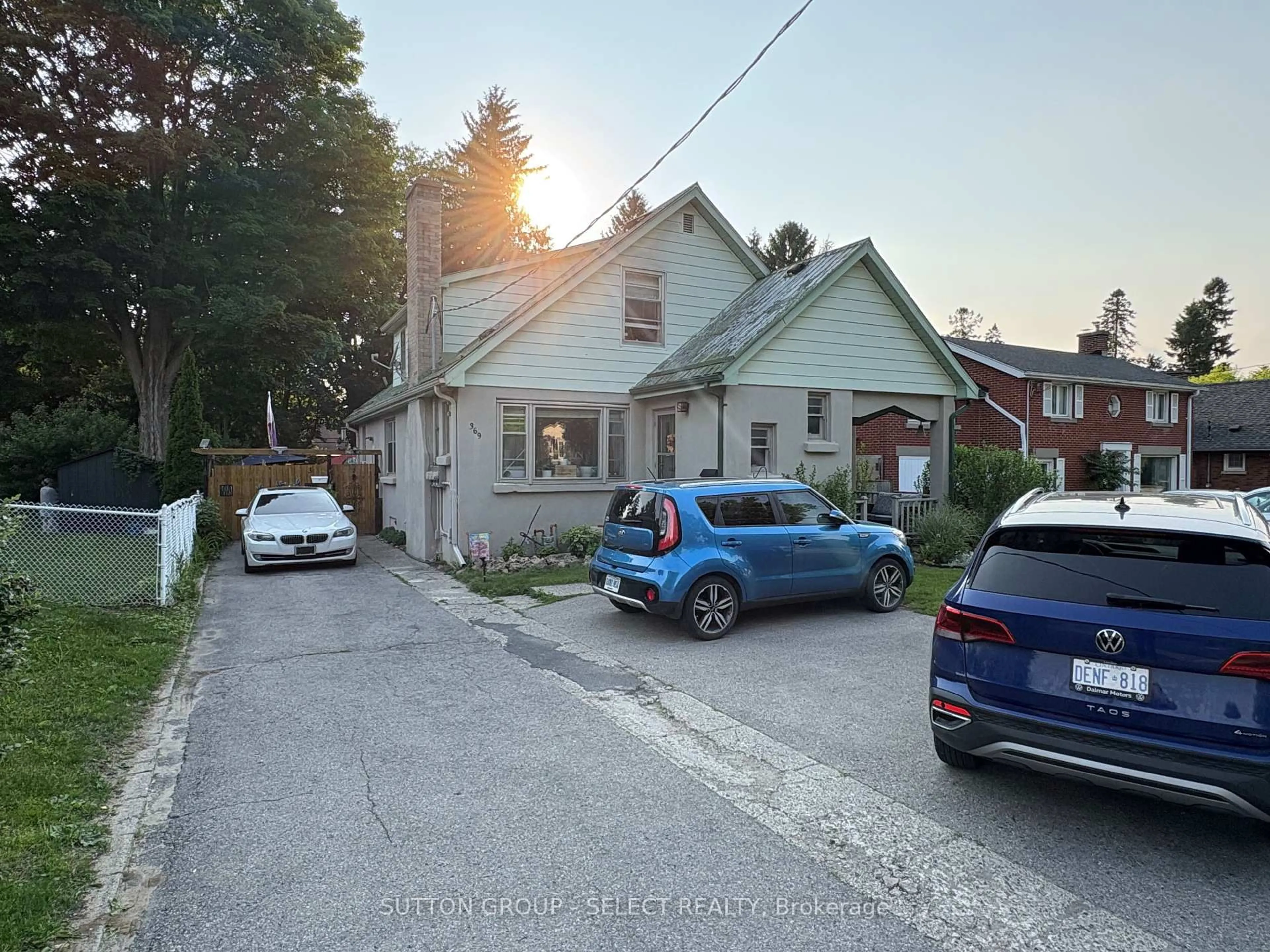 A pic from outside/outdoor area/front of a property/back of a property/a pic from drone, street for 369 BOLER Rd, London South Ontario N6K 2K6