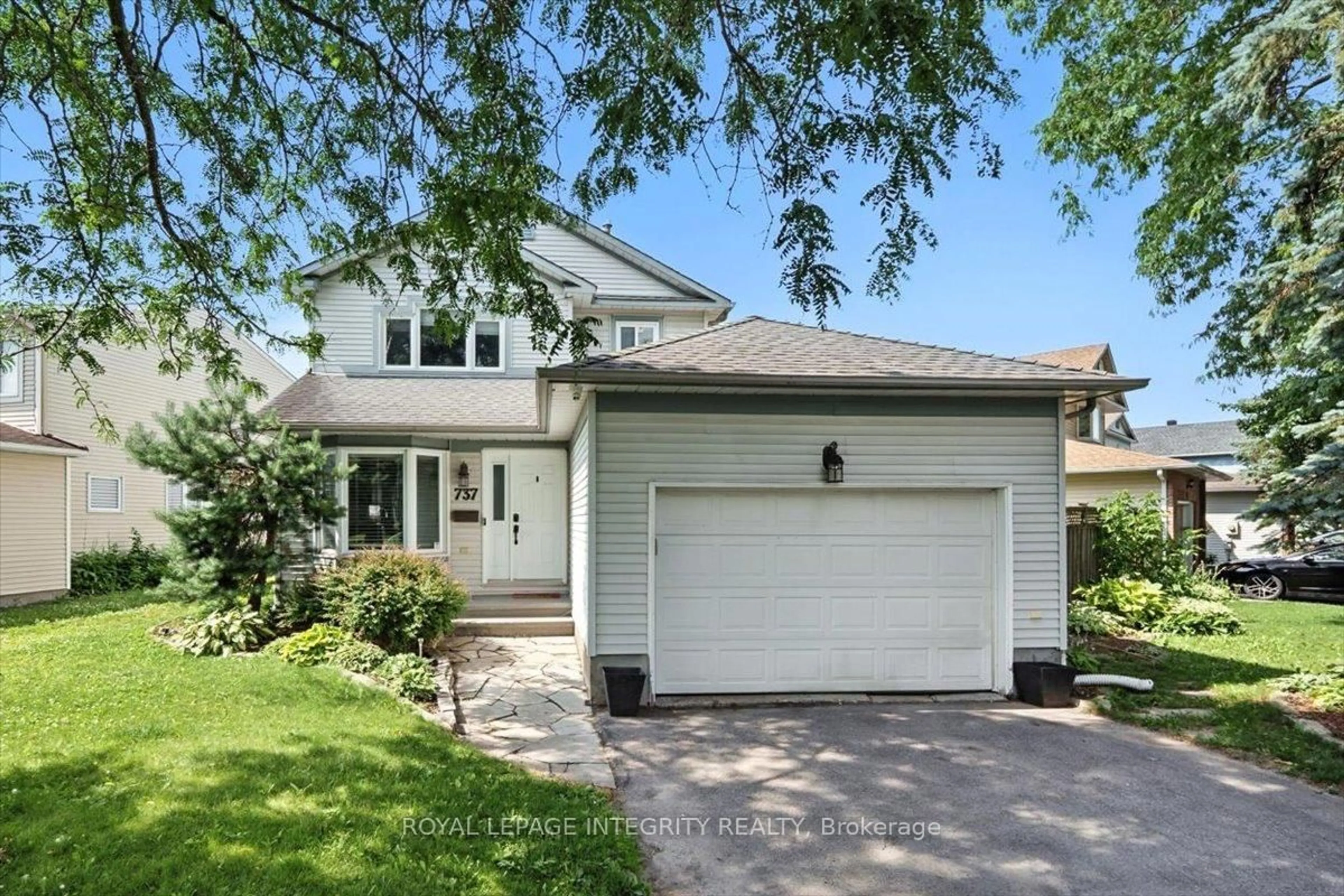 Home with vinyl exterior material, street for 737 Farmbrook Cres, Orleans Ontario K4A 2L5