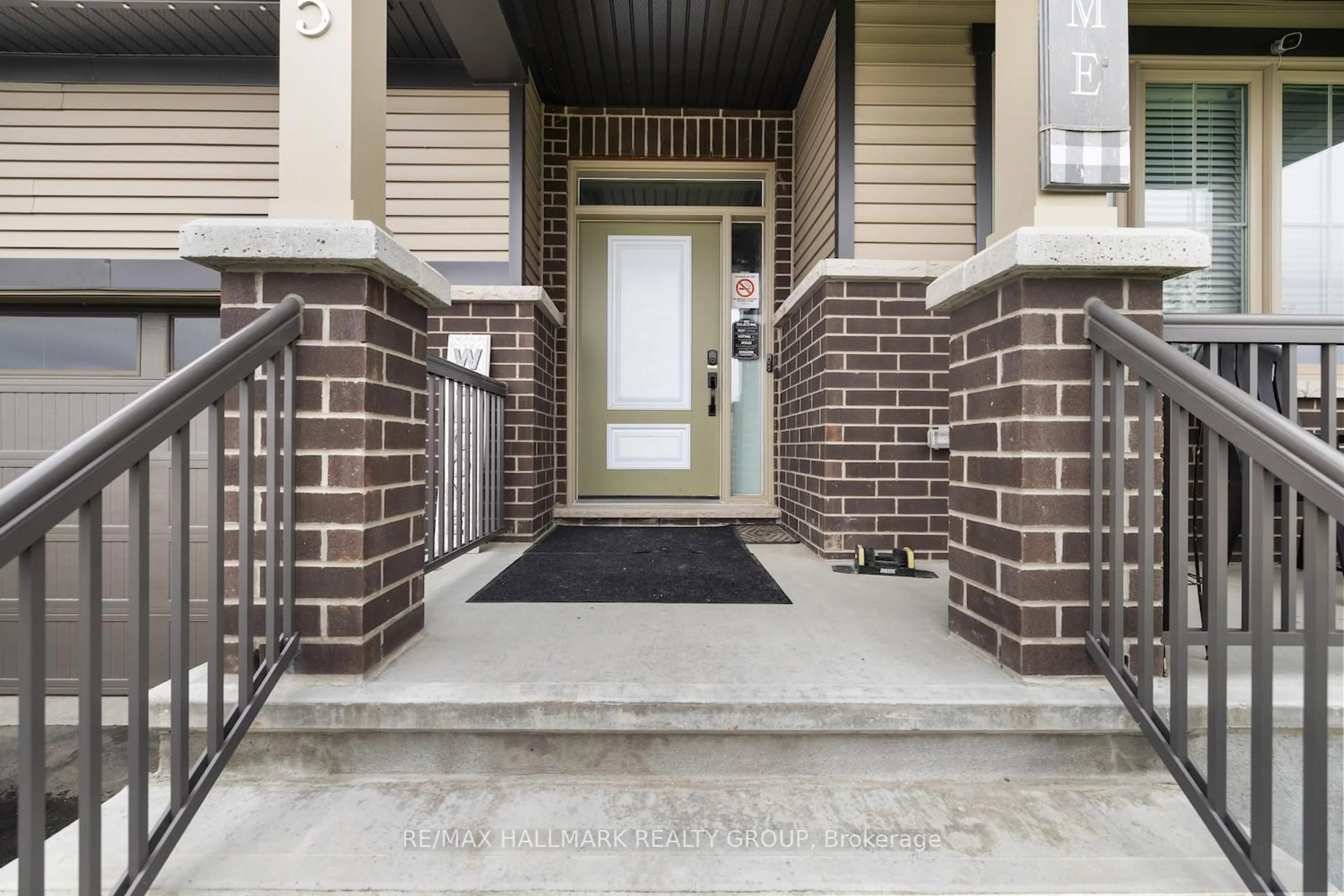 Indoor entryway for 805 Gamble Dr, Russell Ontario K4R 0G6