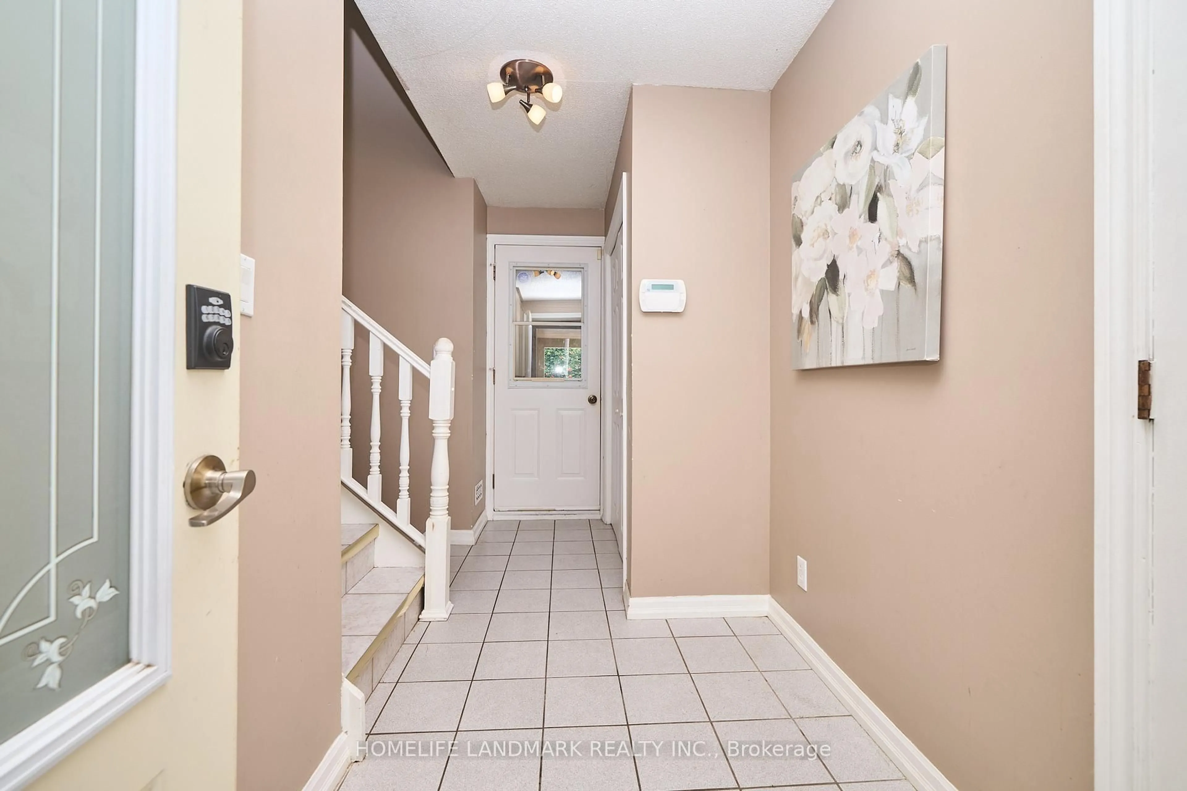 Indoor entryway for 38 Dunvegan Rd, St. Catharines Ontario L2P 1H6