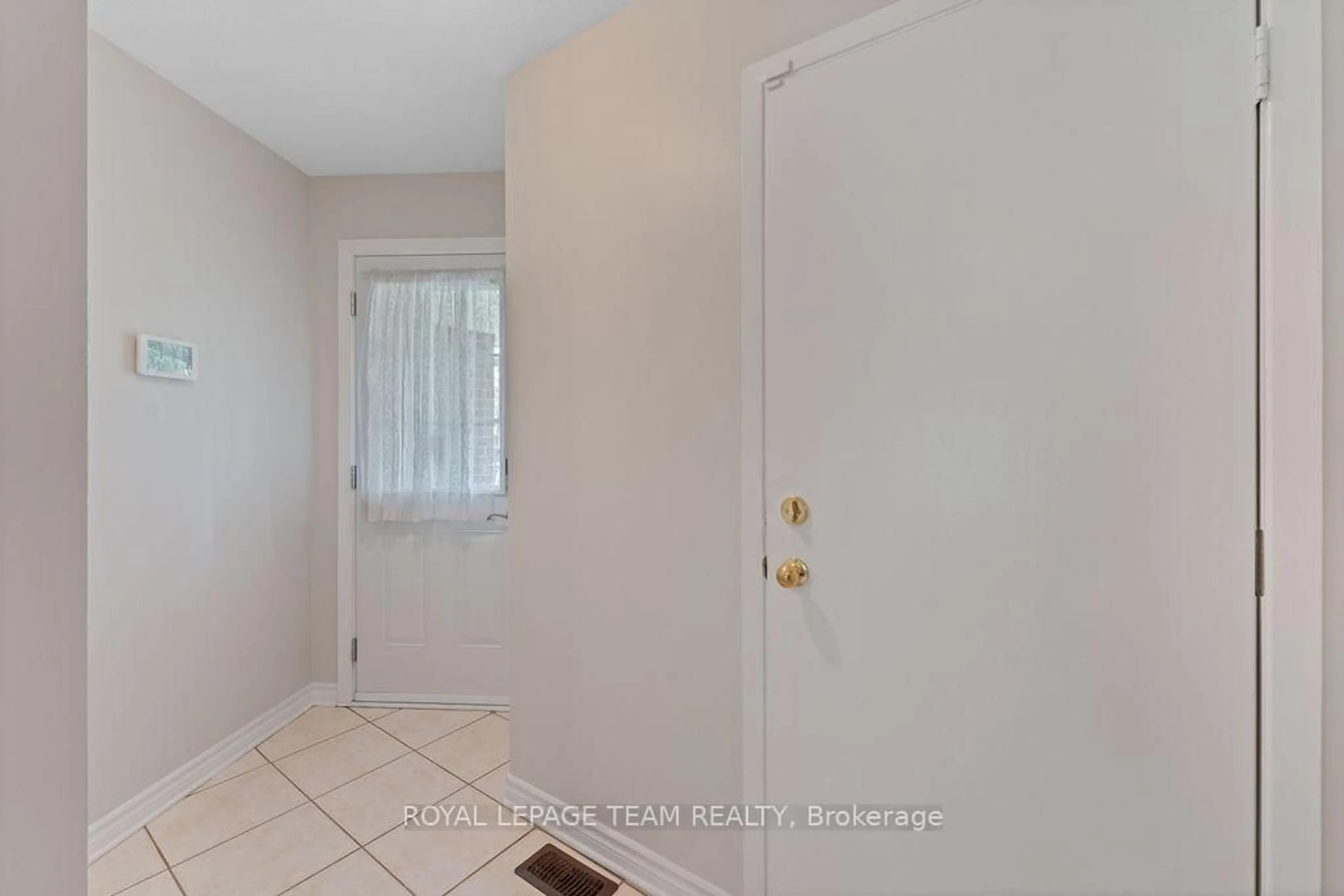 Indoor entryway for 1073 Ewing St, Ottawa Ontario K1G 4Y6