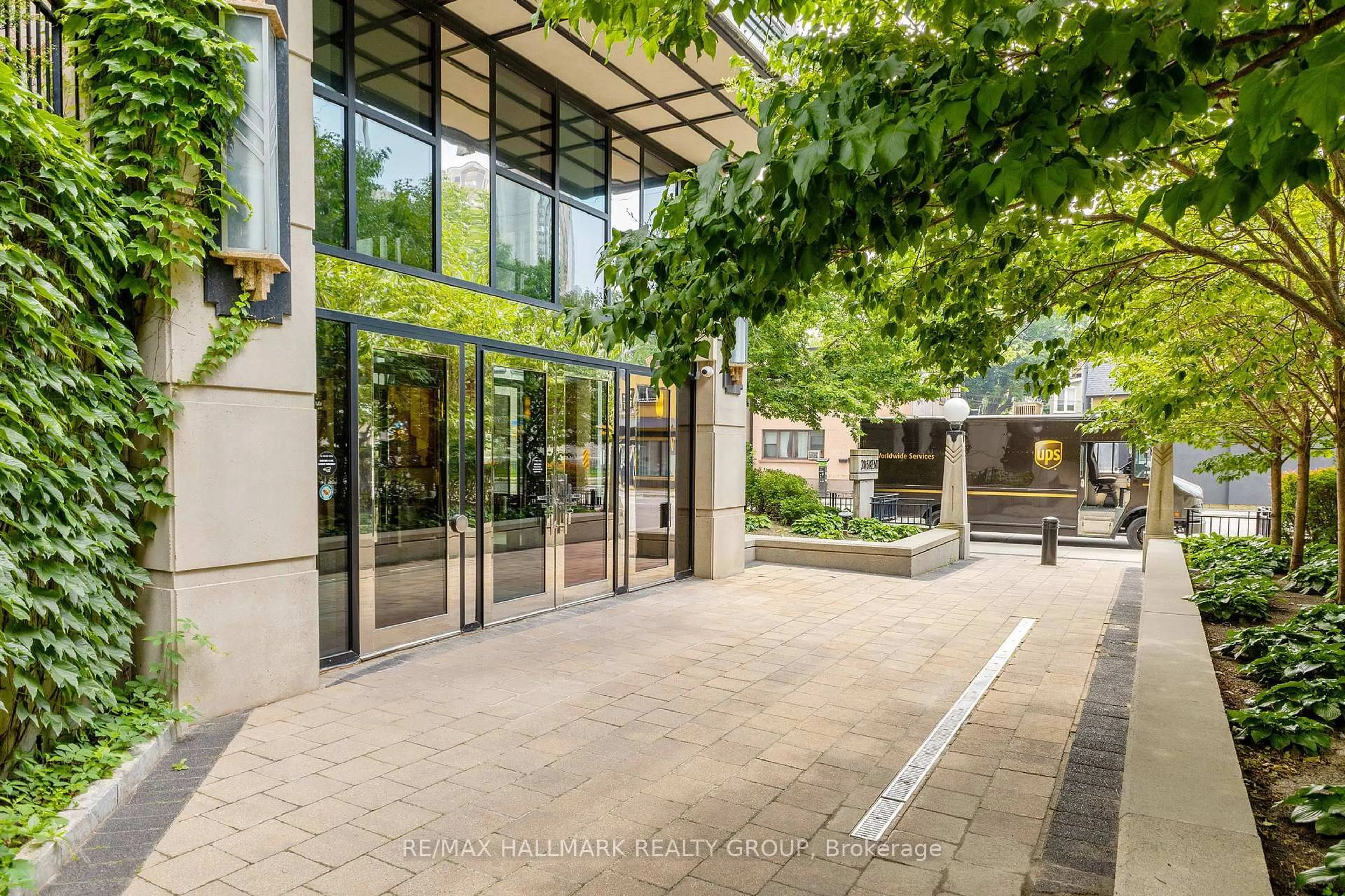 Indoor foyer for 245 Kent St #504, Ottawa Ontario K2P 0A5