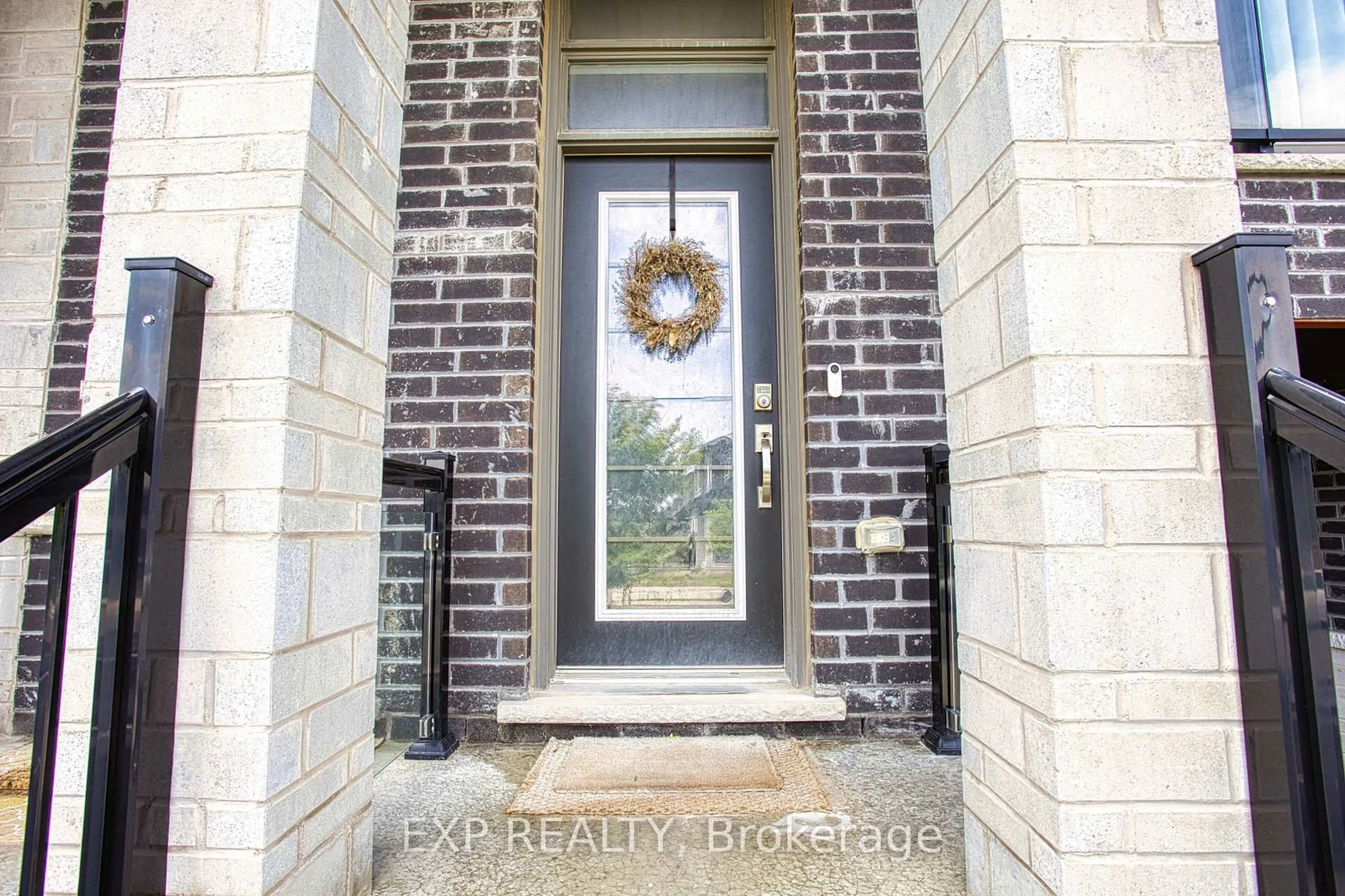 Indoor entryway for 27 Soho St, Hamilton Ontario L8J 0L4