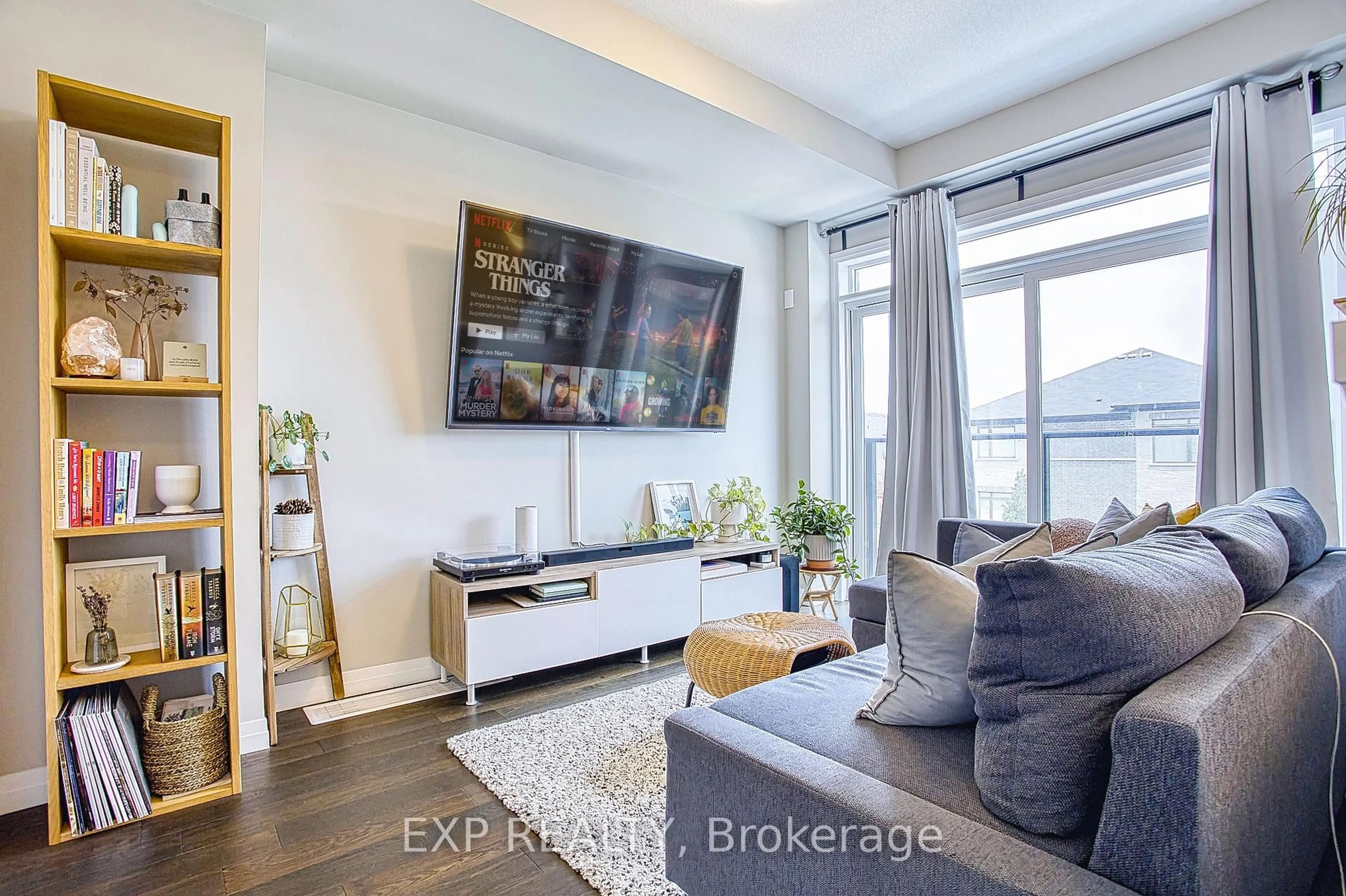 Living room with furniture, wood/laminate floor for 27 Soho St, Hamilton Ontario L8J 0L4