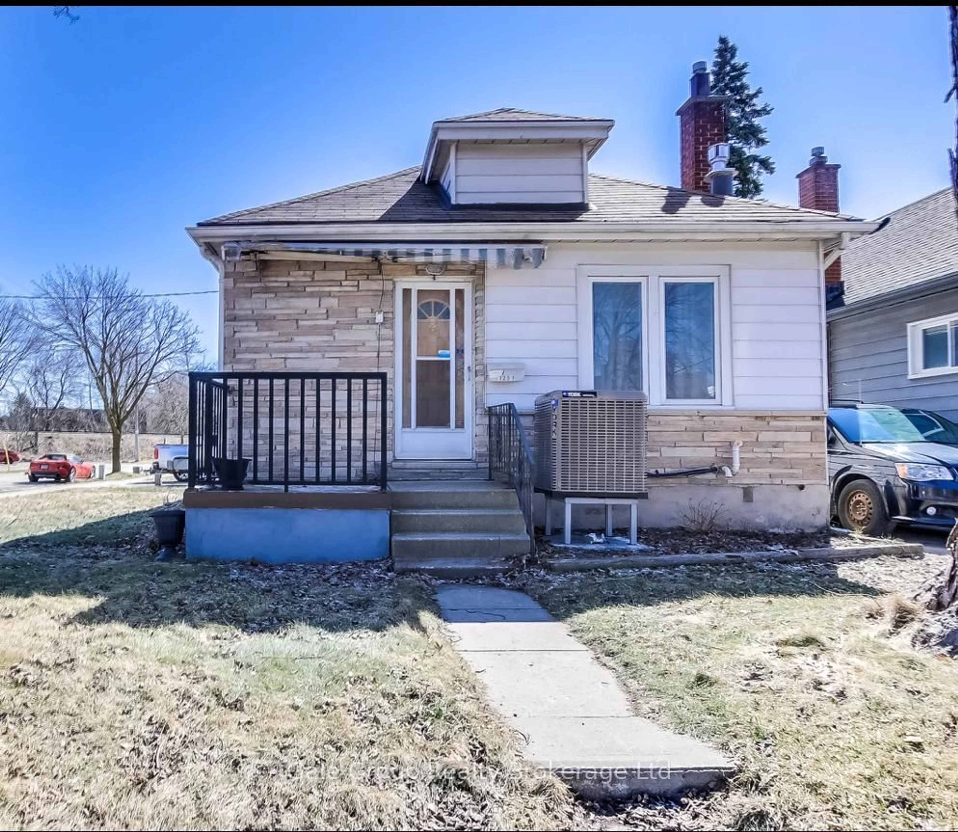 A pic from outside/outdoor area/front of a property/back of a property/a pic from drone, street for 1251 Florence St, London East Ontario N5W 2N3