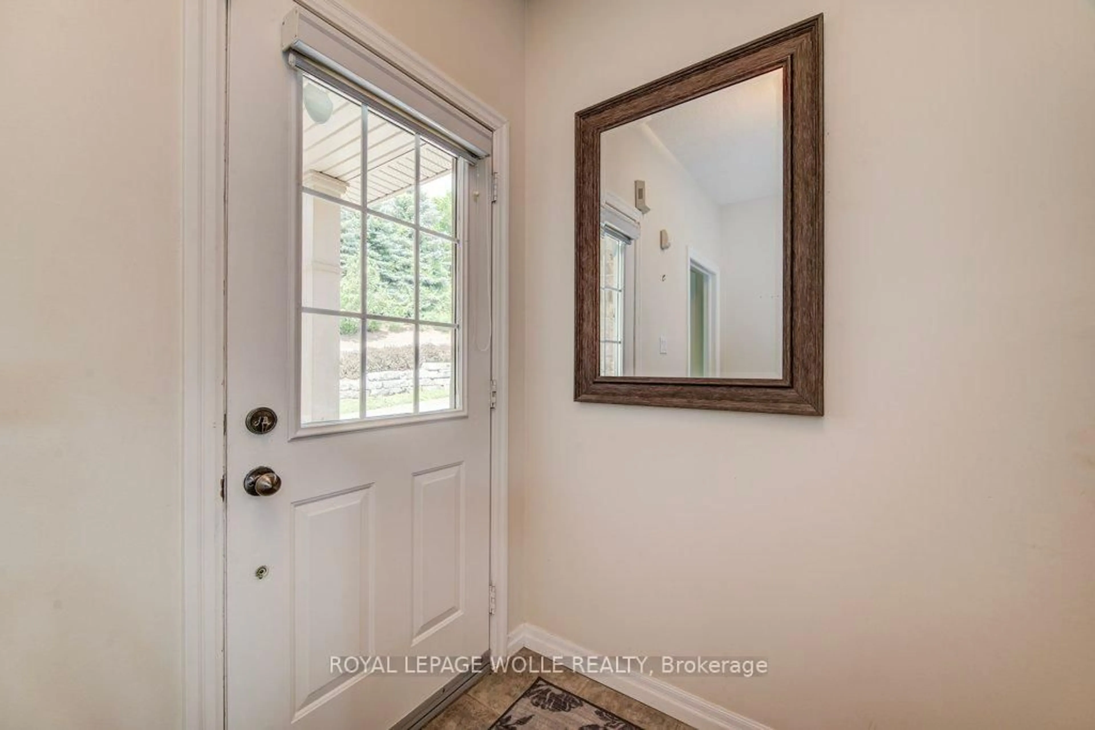 Indoor entryway for 165 Chandos Dr #3, Kitchener Ontario N2A 4H8