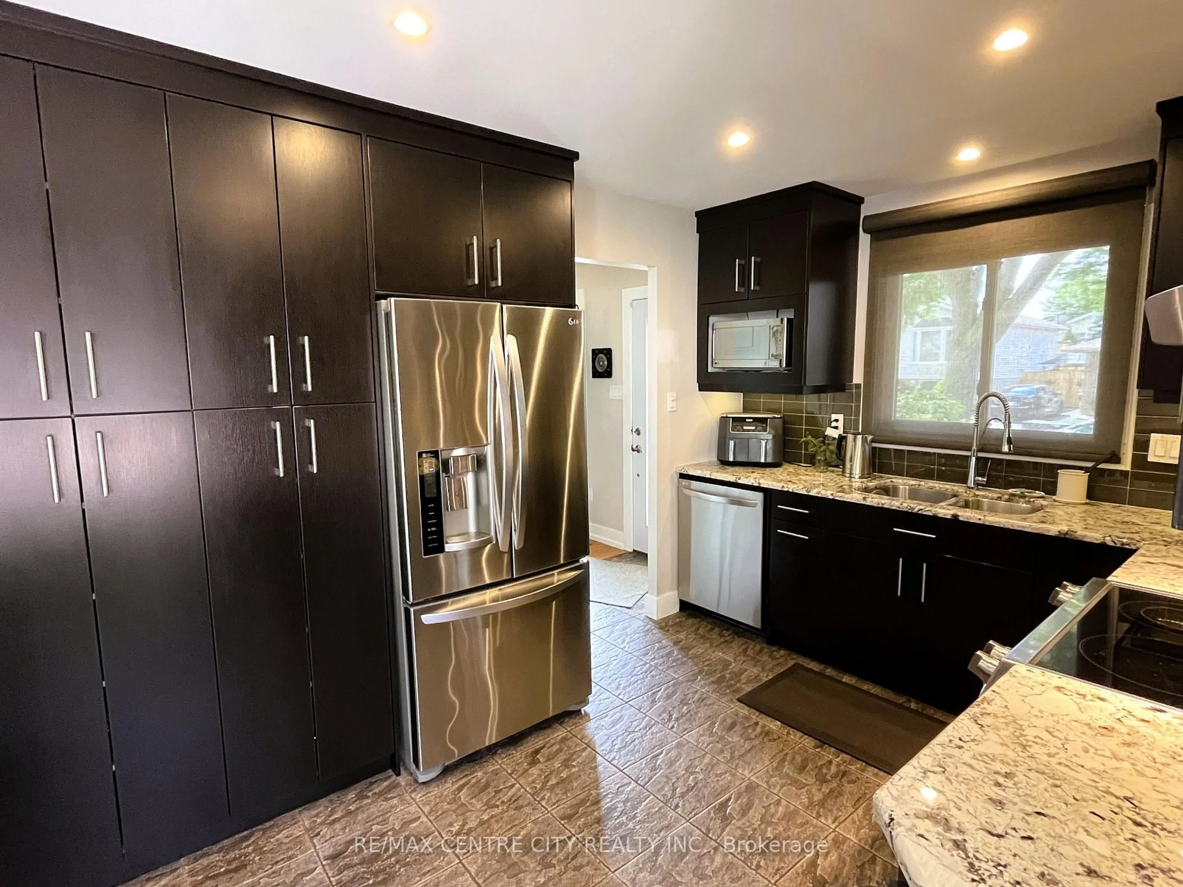 Open concept kitchen, unknown for 15 Speight Cres, London East Ontario N5V 3W2