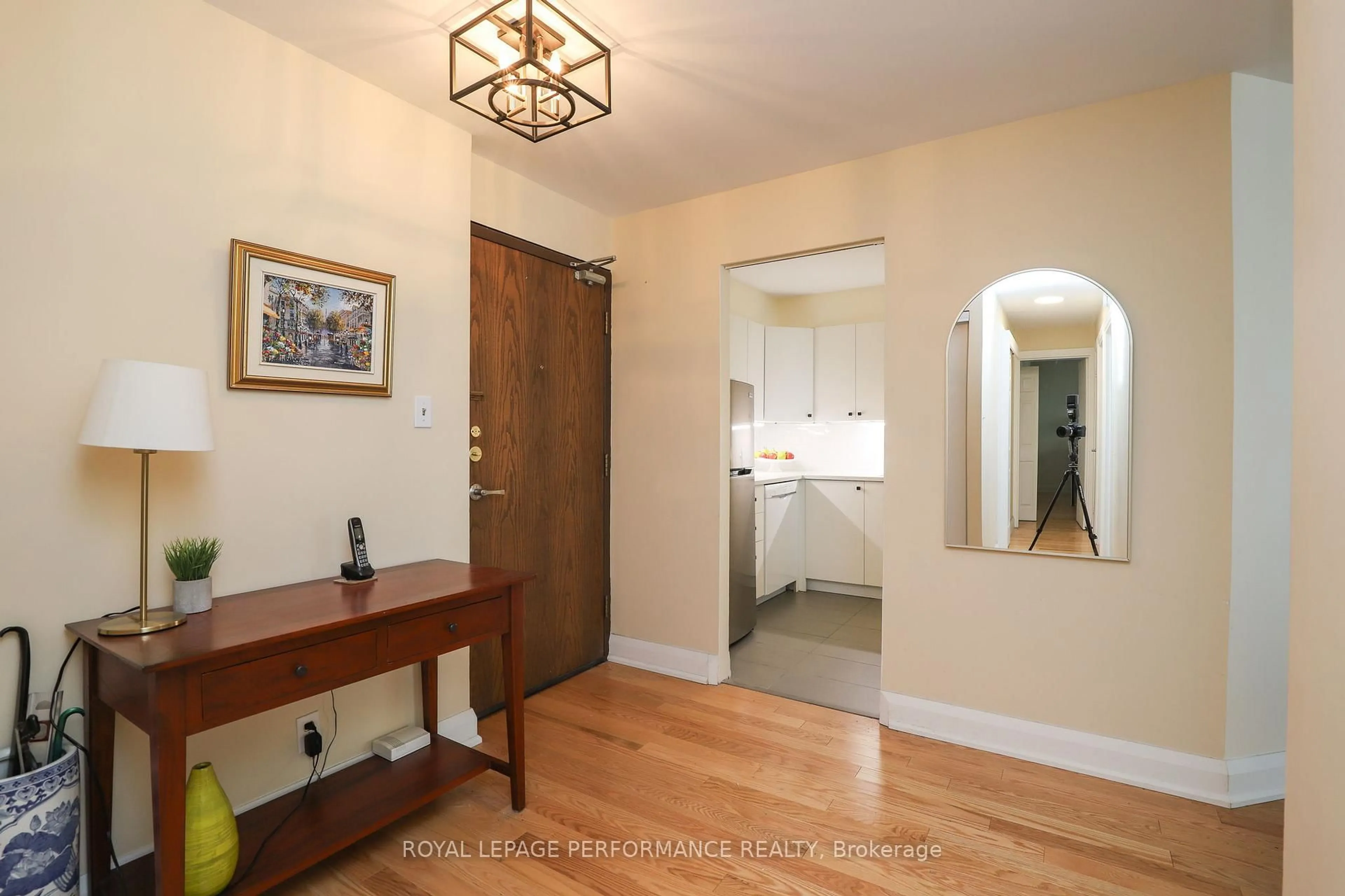 Indoor entryway for 151 Bay St #802, Ottawa Ontario K1R 7T2