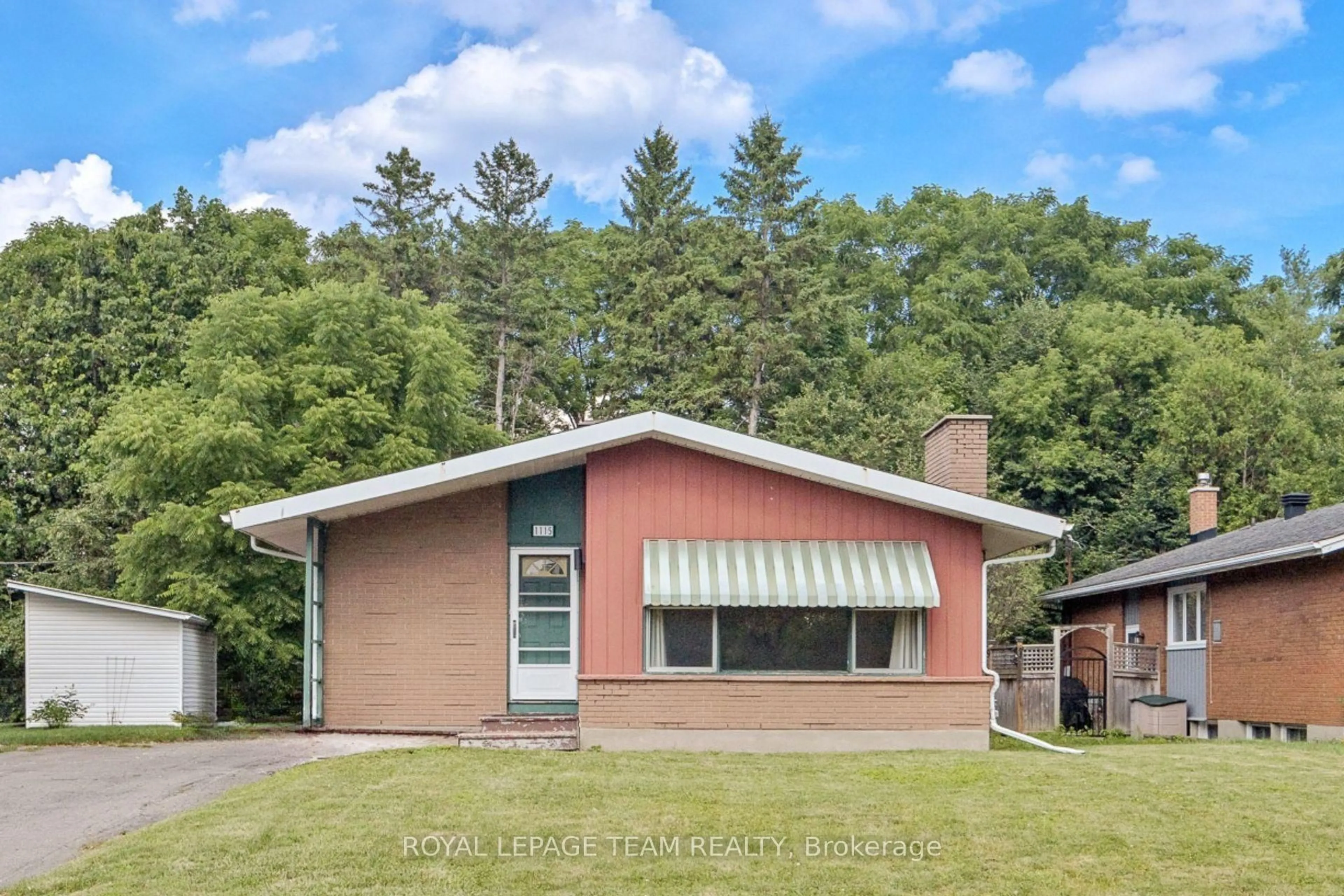 Home with vinyl exterior material, unknown for 1115 Parkway Dr, Ottawa Ontario K2C 2W1