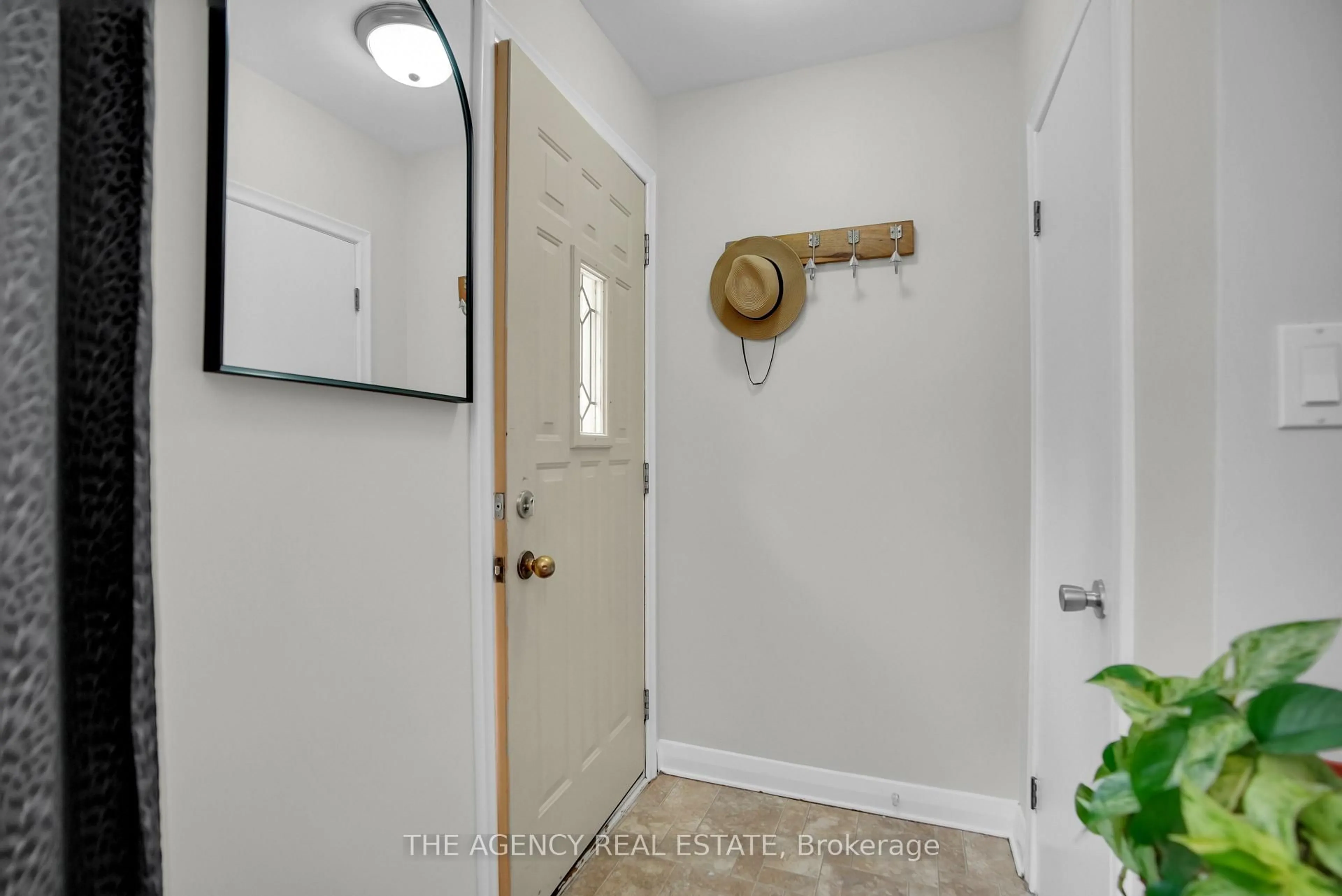 Indoor entryway for 1802 Whitehall Dr, London East Ontario N5W 1Z3