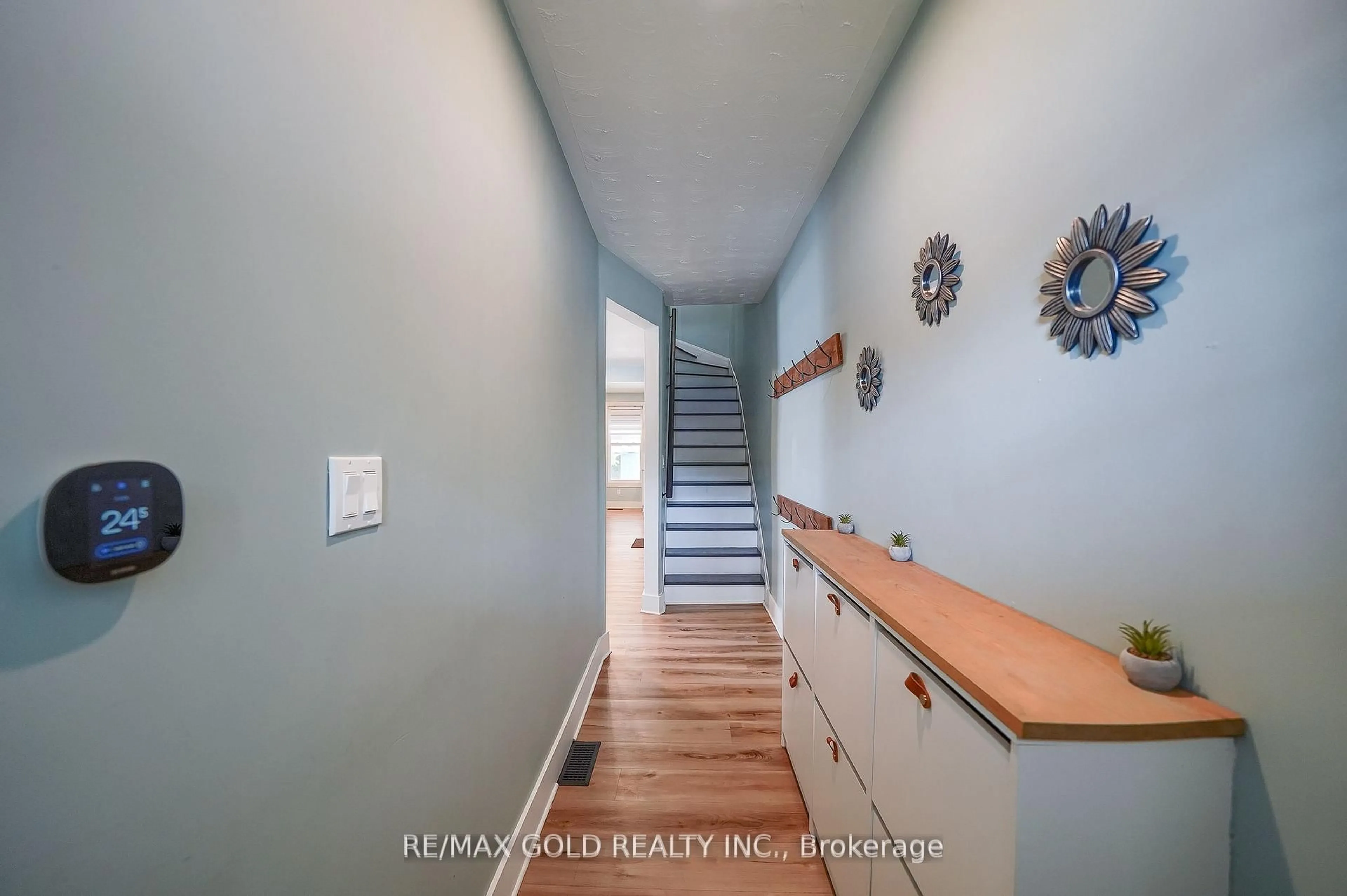 Indoor entryway for 36 Kerr St, Cambridge Ontario N1R 4A3