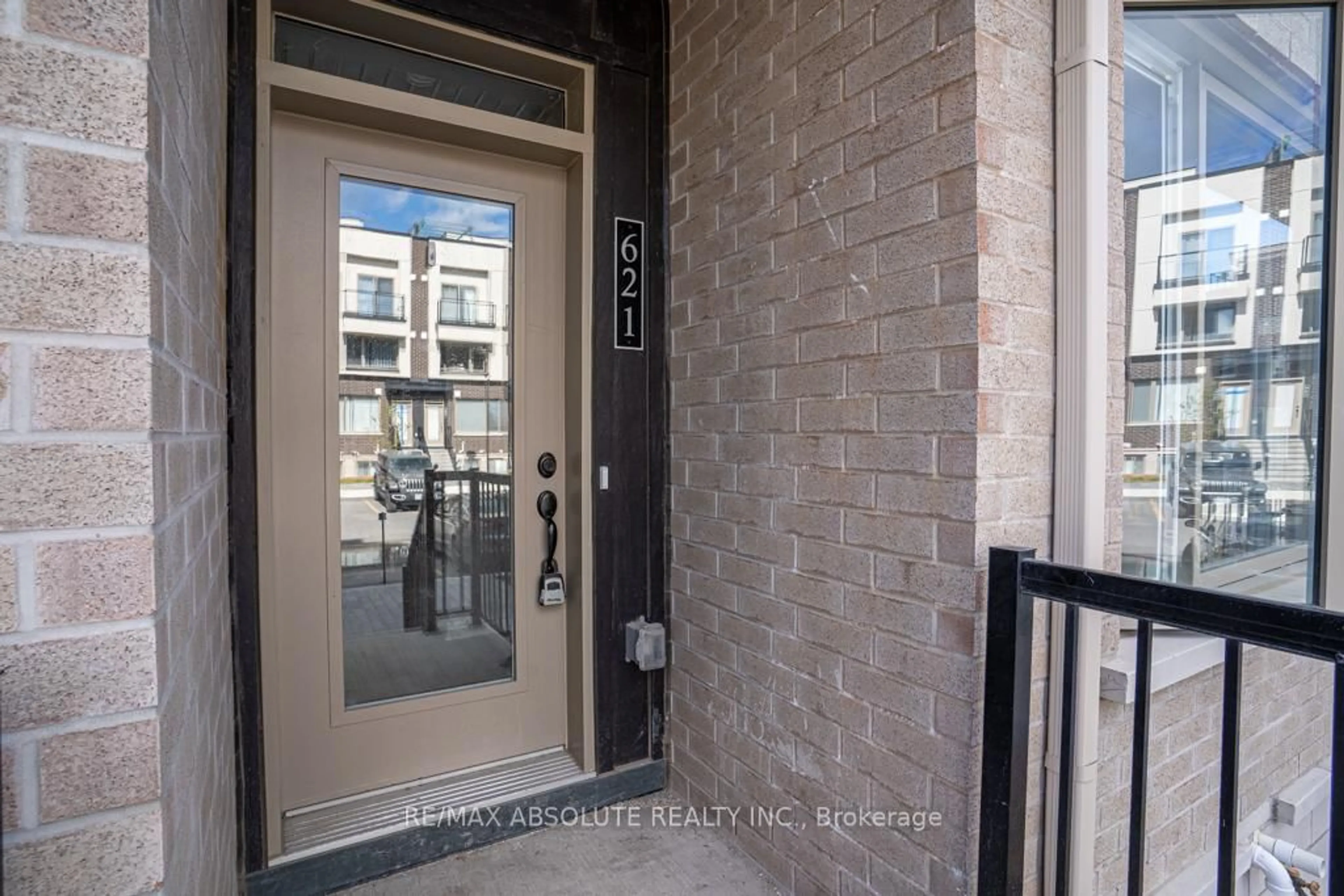 Indoor entryway for 621 MAKWA, Ottawa Ontario K1K 5A4