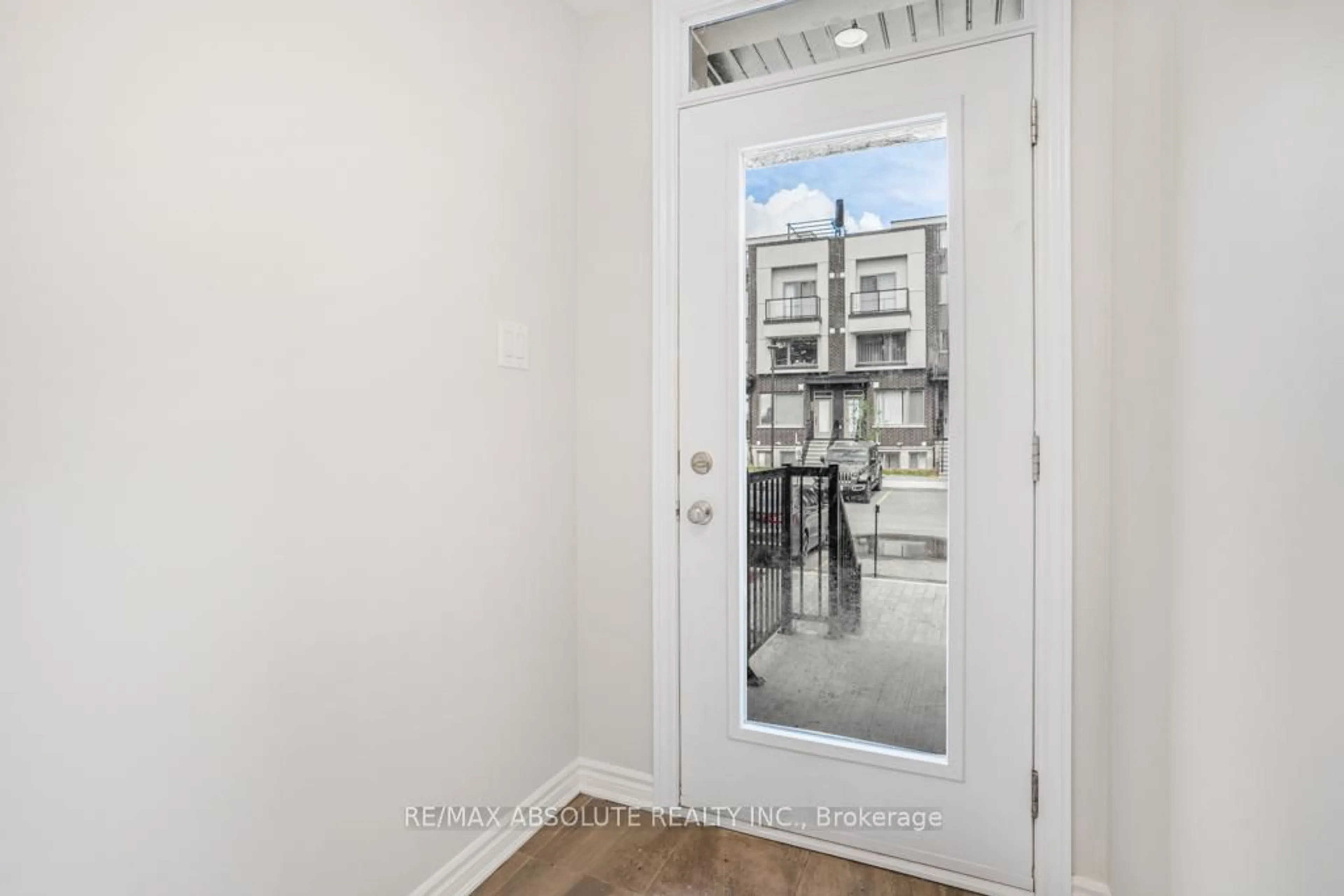 Indoor entryway for 621 MAKWA, Ottawa Ontario K1K 5A4