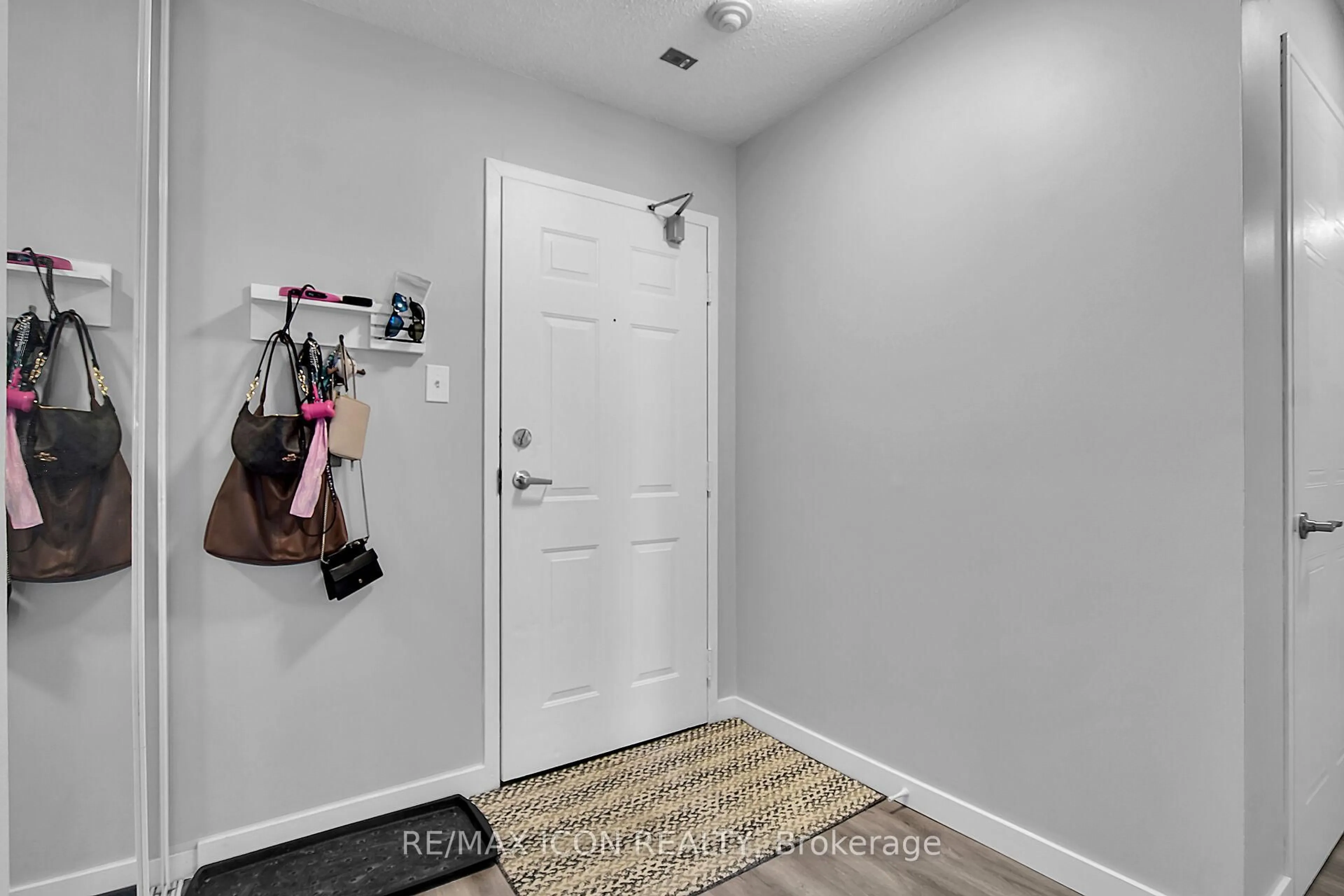 Indoor entryway for 333 Commissioners Rd #706, London South Ontario N6J 4X7