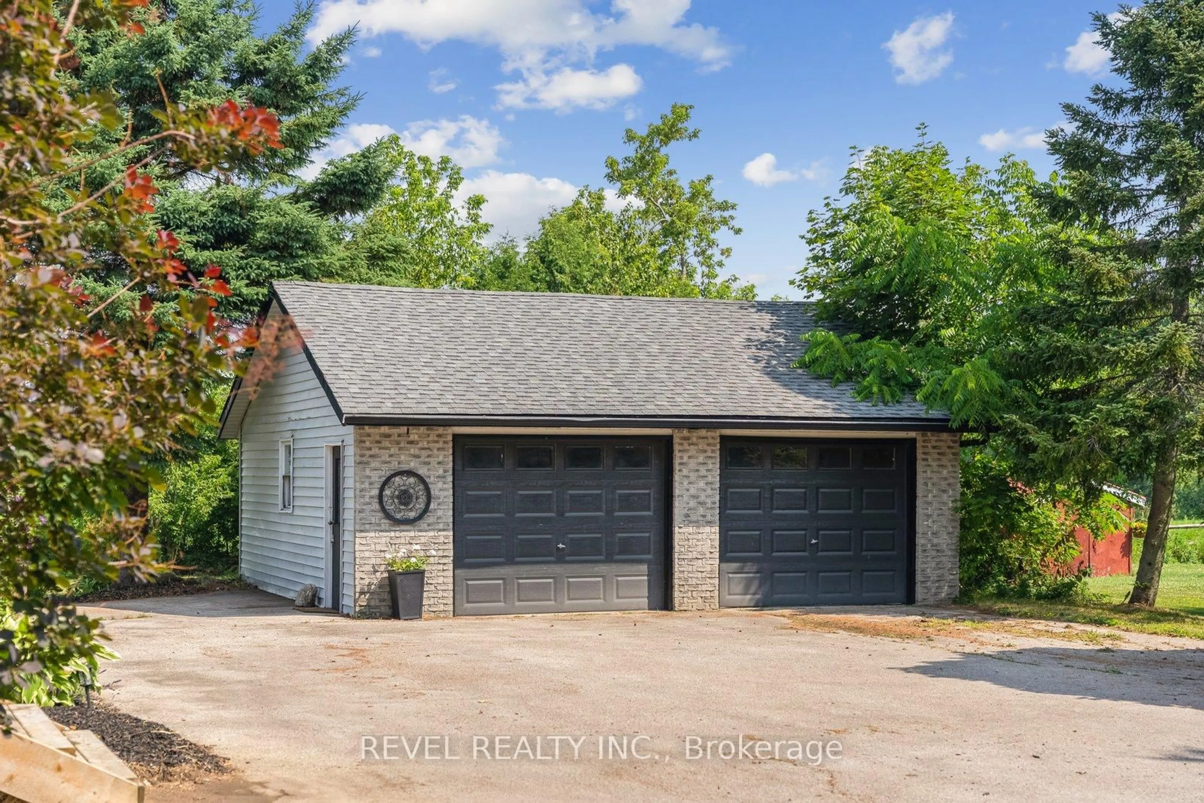 Indoor garage for 53 Cresswell Rd, Kawartha Lakes Ontario K0M 2J0