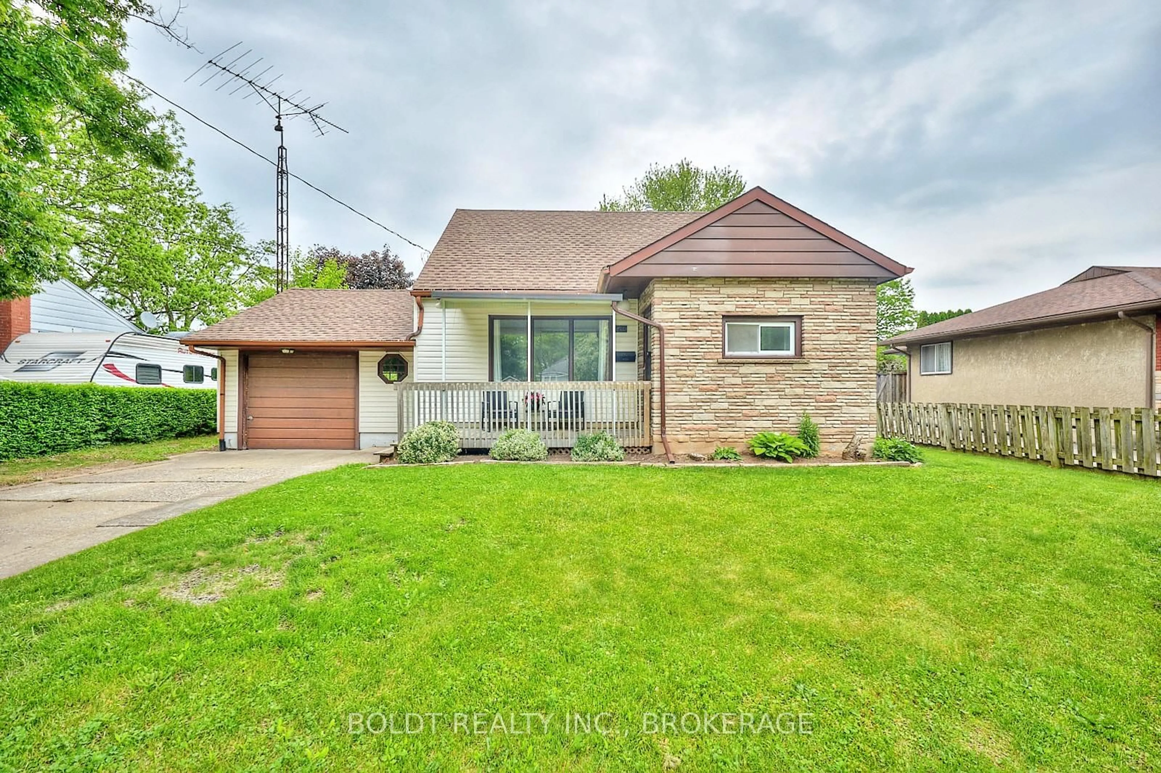 Home with brick exterior material, street for 130 Gadsby Ave, Welland Ontario L3C 1A9