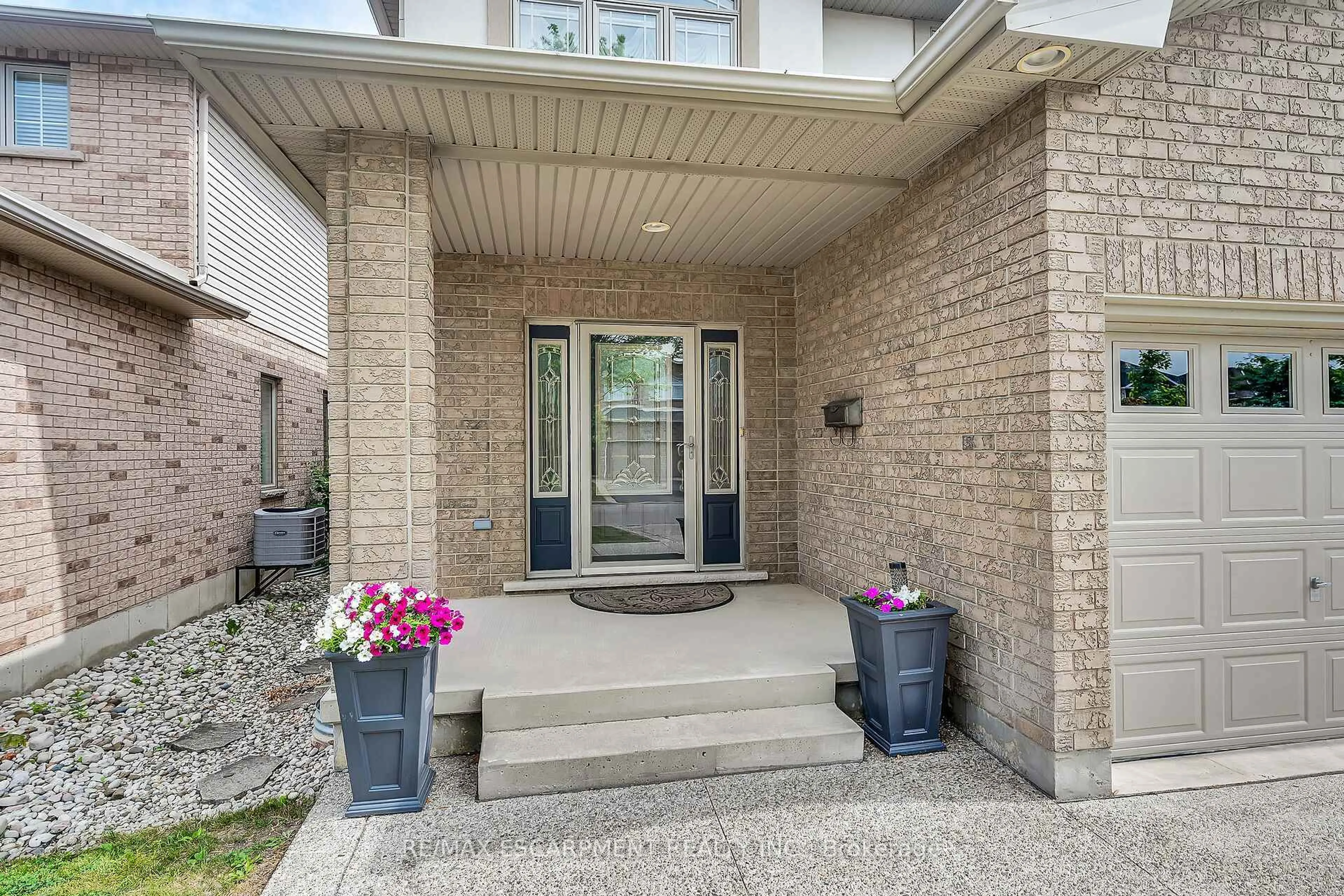 Indoor entryway for 7 Kathleen Crt, Hamilton Ontario L8T 5B1