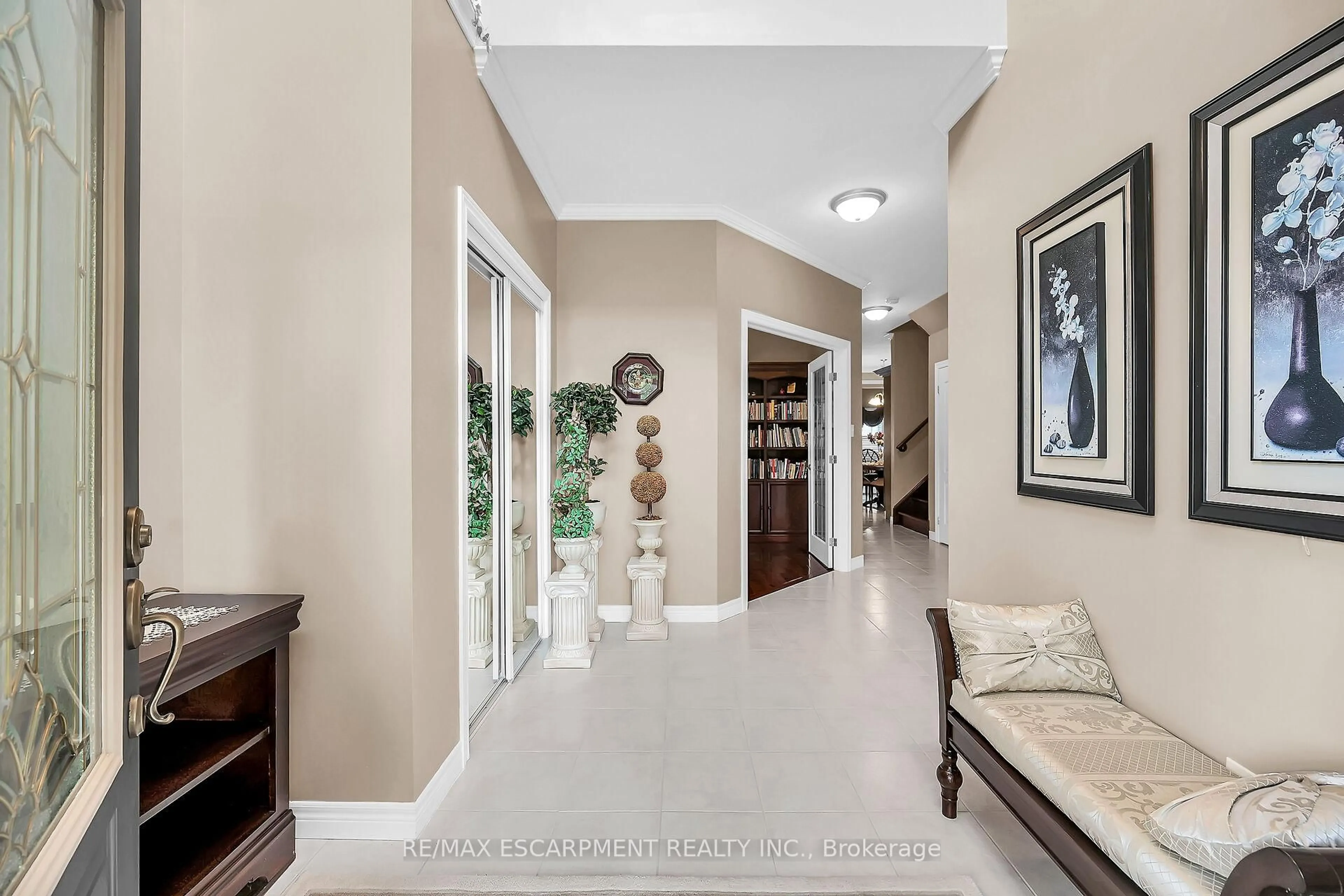 Indoor entryway for 7 Kathleen Crt, Hamilton Ontario L8T 5B1