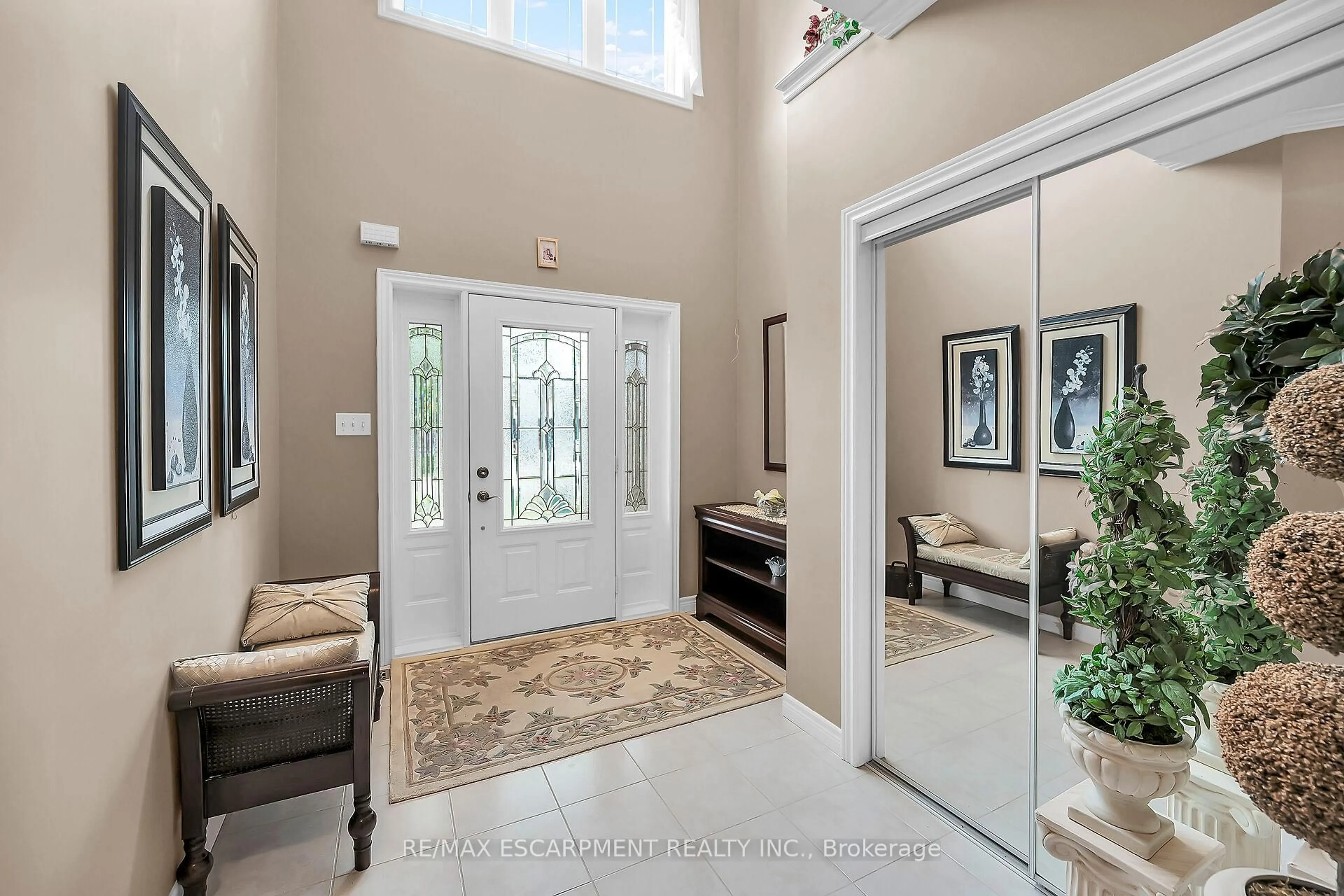 Indoor entryway for 7 Kathleen Crt, Hamilton Ontario L8T 5B1